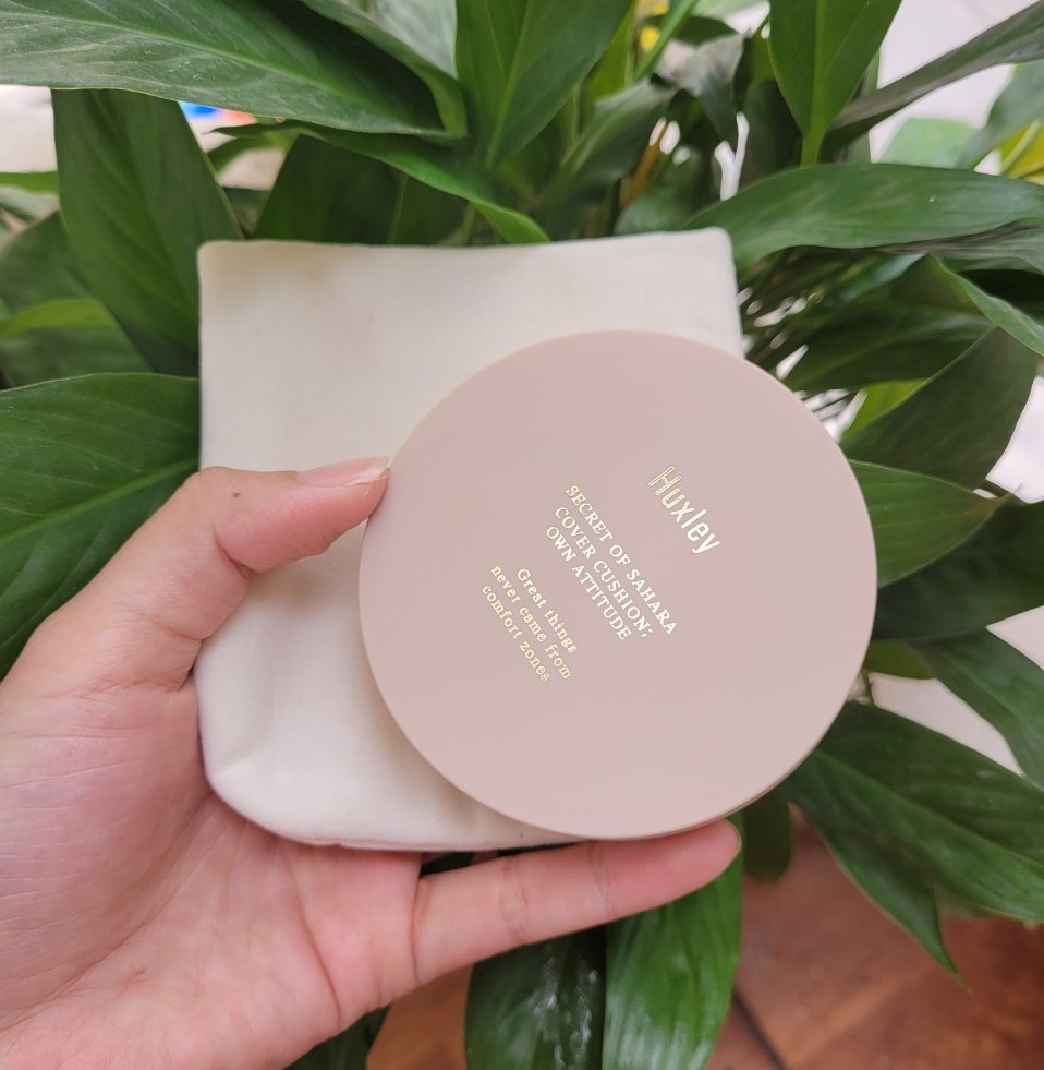 Bài viết review phấn nước Huxley Moist Cushion: Own Attitude, sản phẩm mang lại độ che phủ ổn, kiềm dầu tốt và dưỡng ẩm lý tưởng cho làn da hỗn hợp thiên dầu. Khám phá những ưu điểm trong việc trang điểm hàng ngày với sản phẩm này.