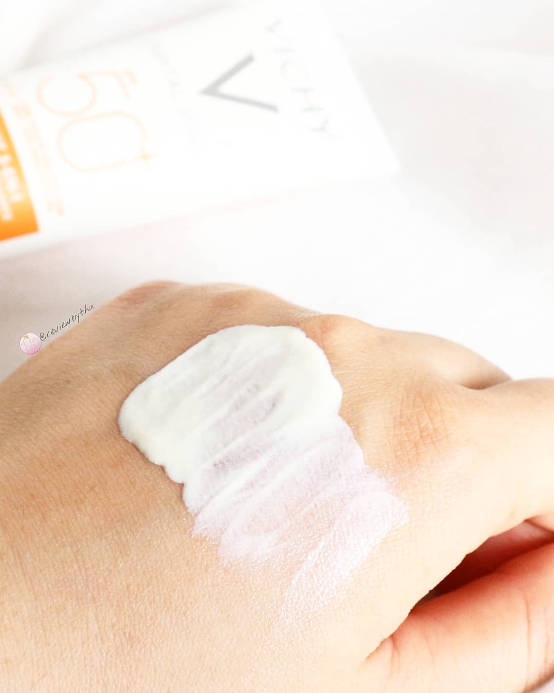 Kem chống nắng Vichy được thử nghiệm trên tay với kết cấu nhẹ, phù hợp cho da dầu. Bài viết review kem chống nắng Vichy giúp bảo vệ da khỏi nắng và bụi mịn trong dịp du xuân.