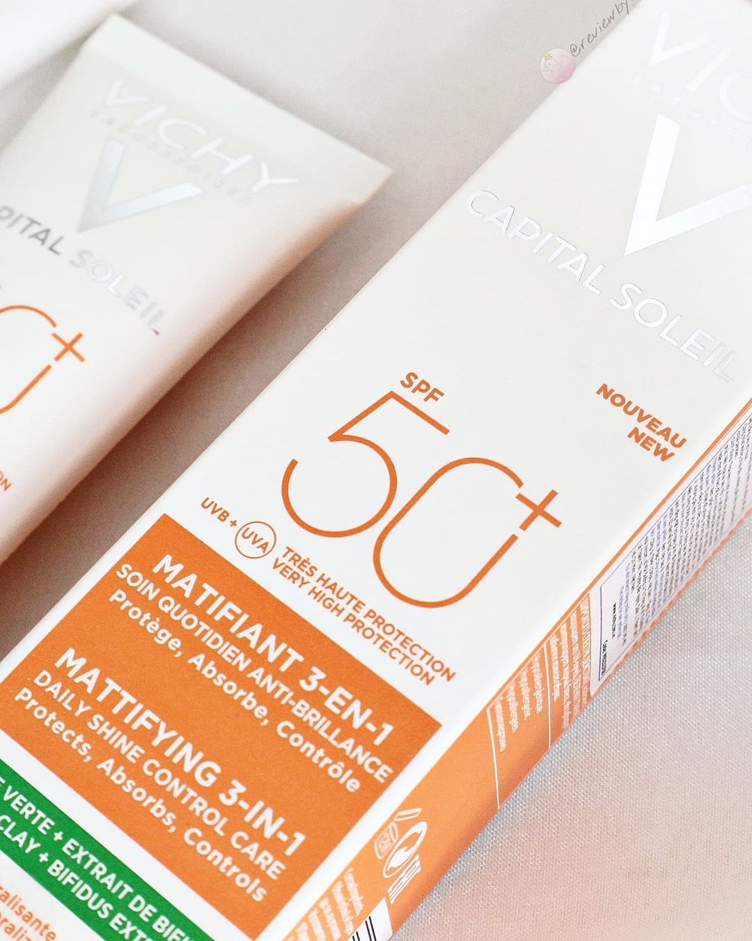Nàng "bất chấp" nắng nôi, bụi mịn du xuân khi có trong tay kem chống nắng Vichy. Sản phẩm này có chỉ số SPF 50+, bảo vệ da khỏi bụi mịn và ô nhiễm, giúp da luôn khỏe đẹp trong dịp Tết.
