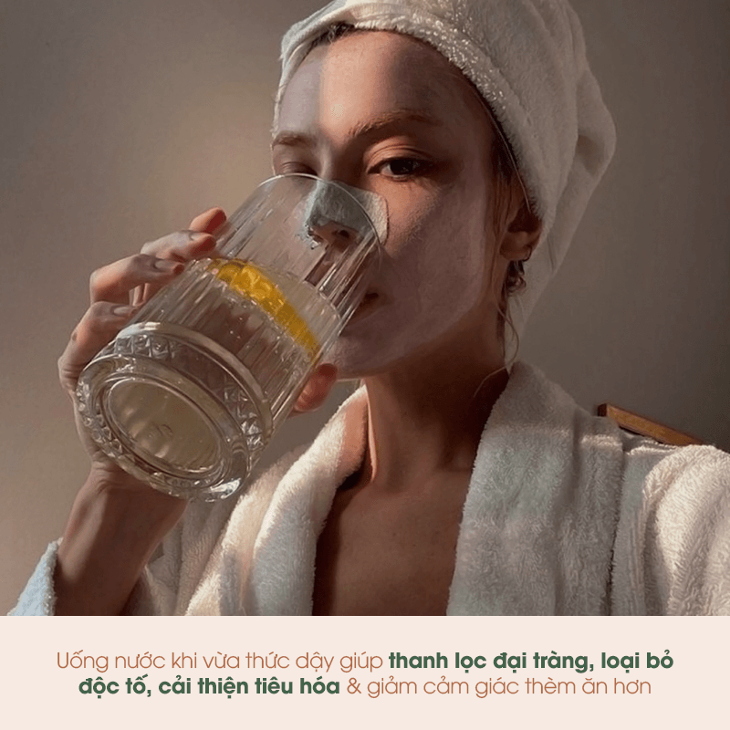 Nữ giới đang uống nước trong khi có mặt nạ dưỡng da, nhấn mạnh lợi ích của việc thanh lọc cơ thể và giảm cảm giác thèm ăn với thông điệp về giảm cân không cần ăn kiêng sau Tết. Bí quyết làm đẹp này giúp cải thiện tiêu hóa và loại bỏ độc tố.