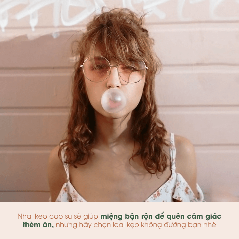 Hình ảnh một người phụ nữ vui vẻ đang nhai kẹo cao su, với mảnh giấy mô tả bí quyết giúp giảm cảm giác thèm ăn và duy trì cân nặng lý tưởng mà không cần ăn kiêng. Nhai kẹo cao su giúp bạn quên đi cơn đói, hãy chọn loại không đường để tốt cho sức khỏe.