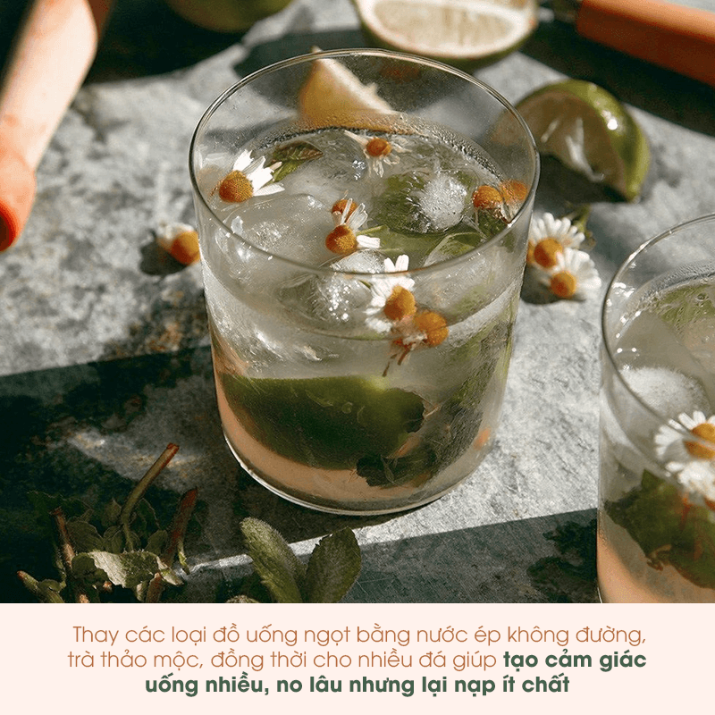Bài viết chia sẻ 5 mẹo giảm cân không cần ăn kiêng sau Tết với hình ảnh ly nước ép không đường, chứa nhiều hoa và thảo mộc, giúp thanh lọc cơ thể. Những bí quyết giảm cân nhanh chóng và dễ dàng này sẽ giúp bạn cảm thấy nhẹ nhàng, không sợ tăng cân.