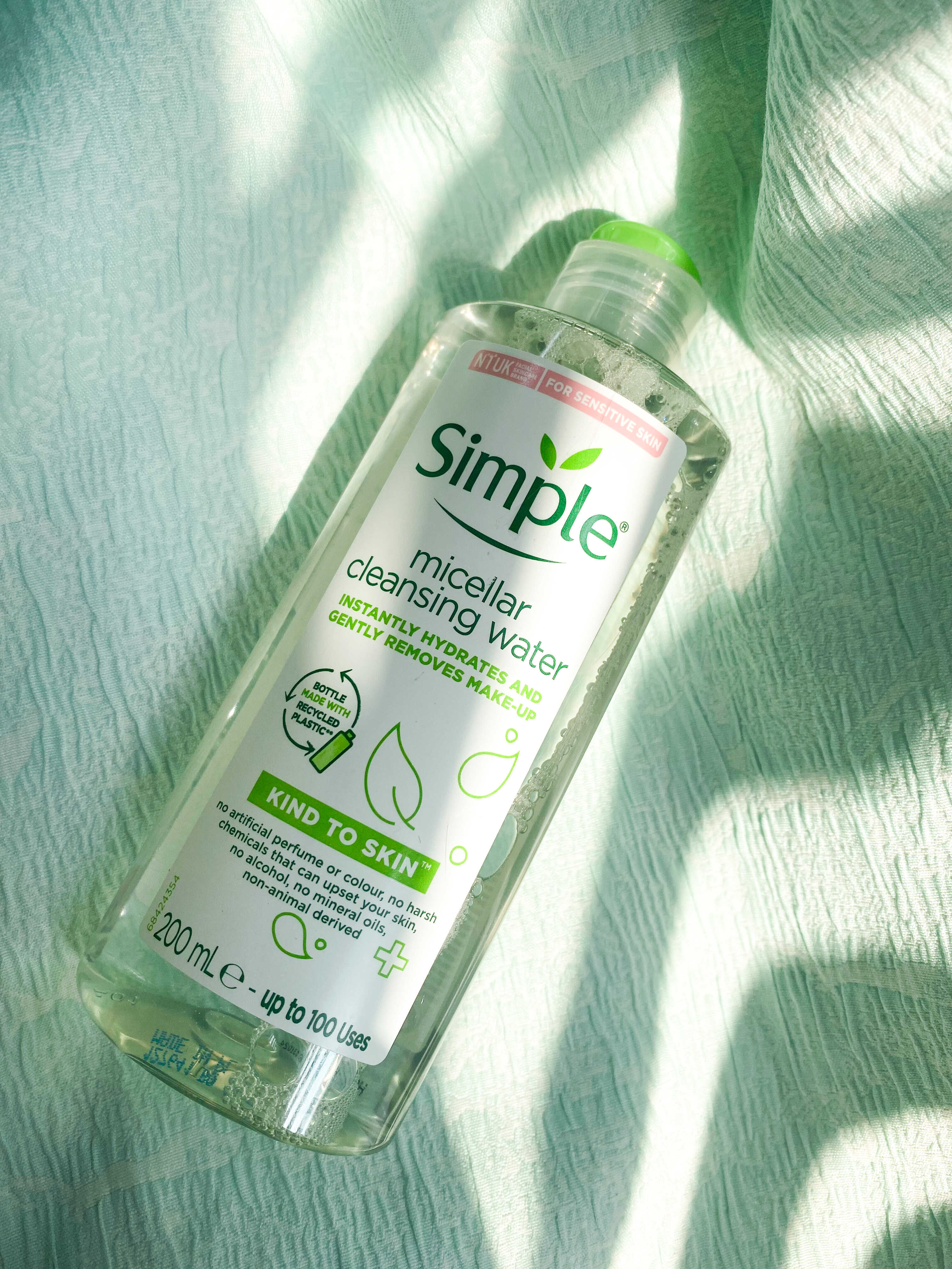 Nước tẩy trang Simple 200ml, sản phẩm lý tưởng cho da nhạy cảm, giúp làm sạch nhẹ nhàng, an toàn. Đang trong đợt sale 50% từ bài review mỹ phẩm của người dùng, khuyên dùng cho những ai chỉ makeup nhẹ.