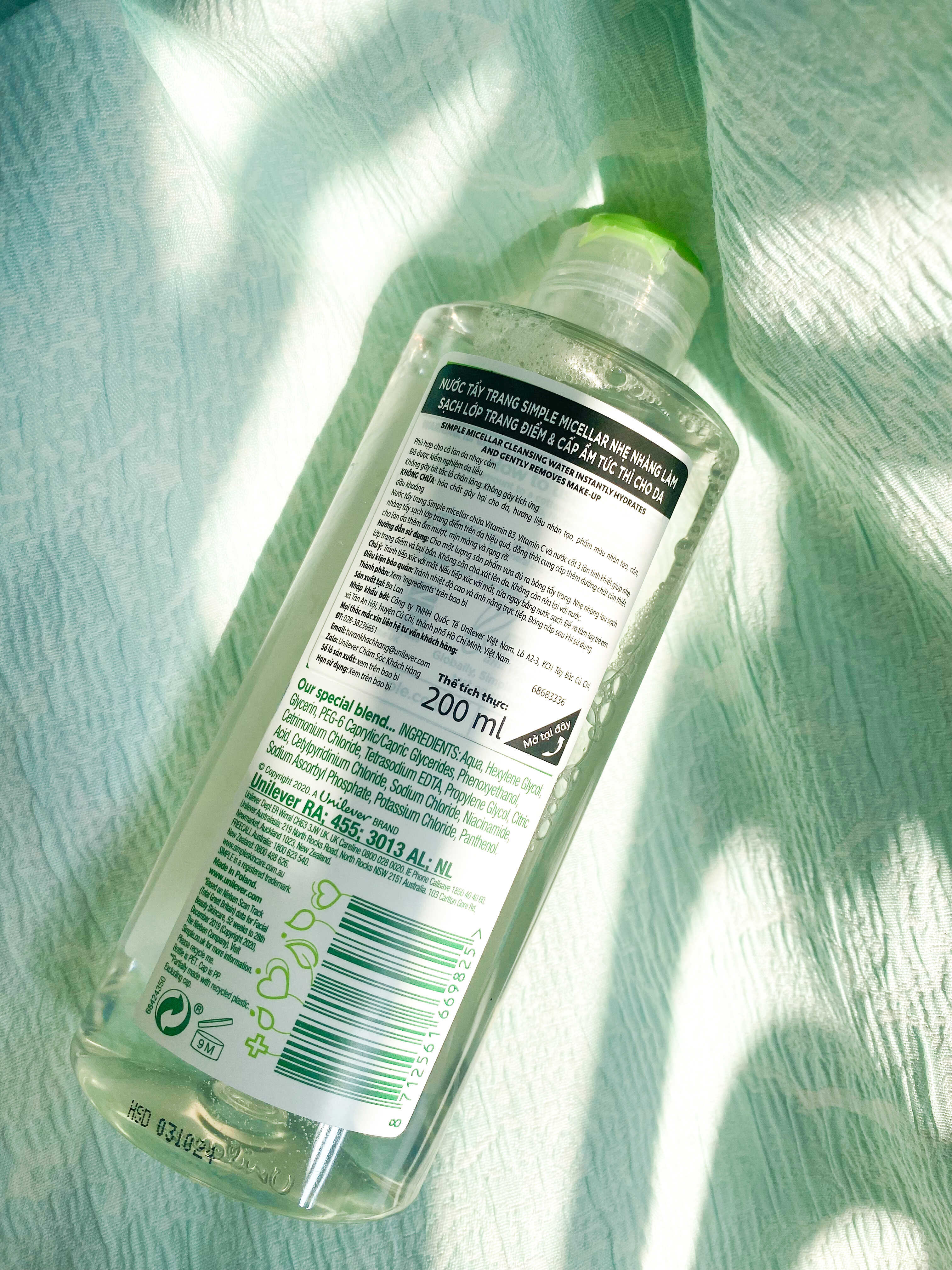 Nước tẩy trang Simple 200ml, thích hợp cho da nhạy cảm, đang sale 50%. Bài review mỹ phẩm chia sẻ kinh nghiệm, công dụng làm sạch da nhẹ nhàng và dịu nhẹ, lựa chọn an toàn cho những ai chỉ makeup nhẹ.