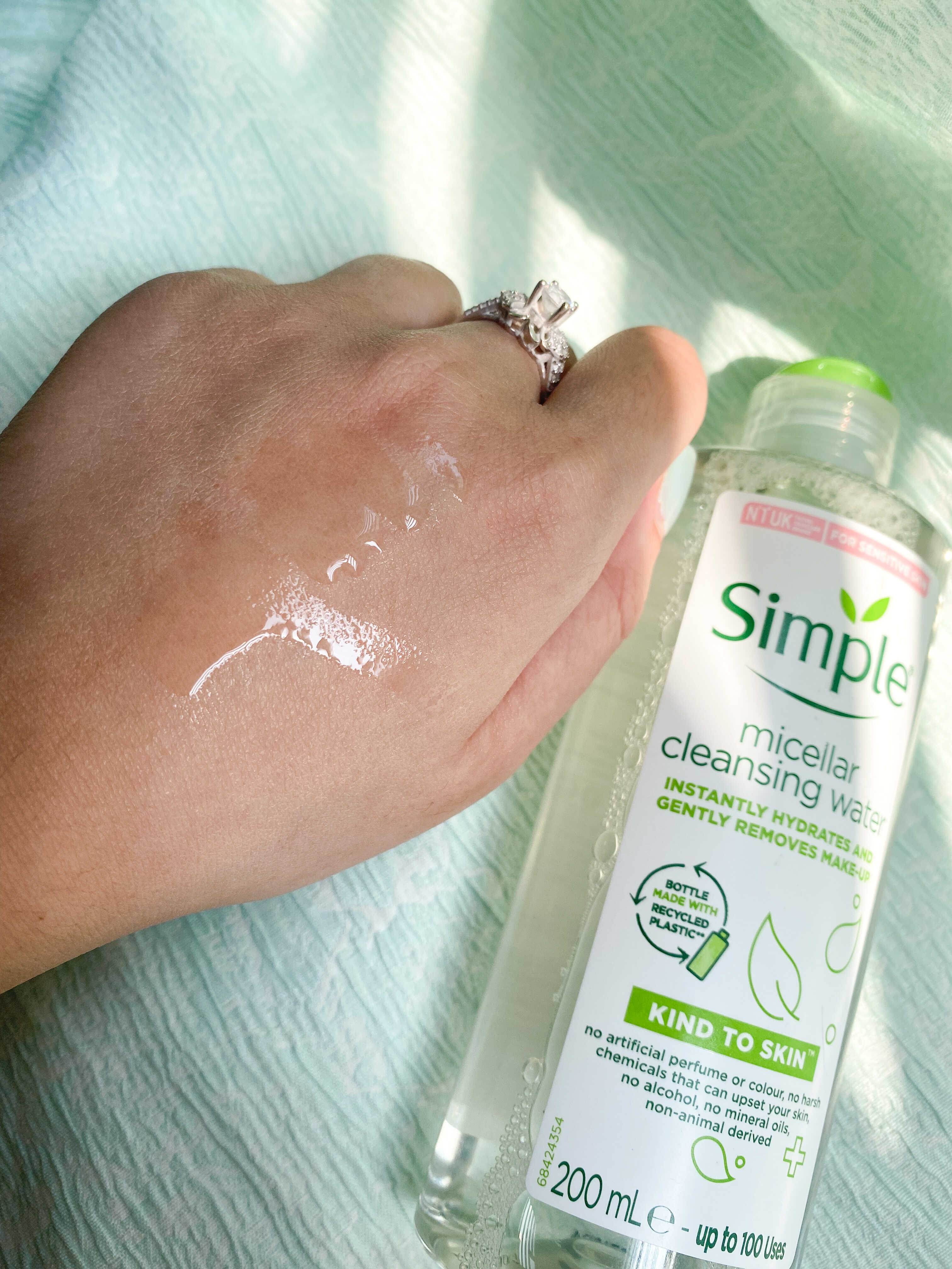 Nước tẩy trang Simple, an toàn cho da nhạy cảm, đang sale 50%. Bài review mỹ phẩm chia sẻ trải nghiệm sử dụng nước tẩy trang cho da nhạy cảm, lý tưởng cho makeup nhẹ nhàng.