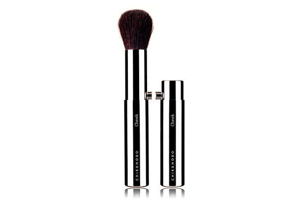 Cọ Chikuhodo, sản phẩm high-end nổi tiếng của Nhật, nổi bật với thiết kế tinh tế, khả năng giữ phấn tốt và màu sắc chuẩn. Đây là món đồ không thể thiếu cho các cô nàng yêu thích làm đẹp.