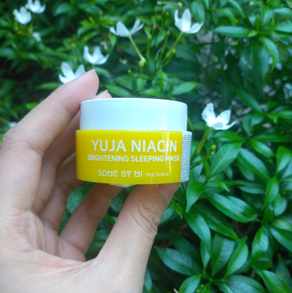 Mặt nạ ngủ Some By Mi Yuja Niacin có thiết kế nổi bật với màu sắc bắt mắt. Bài review mỹ phẩm này khám phá công dụng của mặt nạ ngủ dưỡng trắng some by mi và đánh giá mặt nạ ngủ some by mi có tốt không, hữu ích cho những ai đang tìm kiếm sản phẩm làm sáng da.