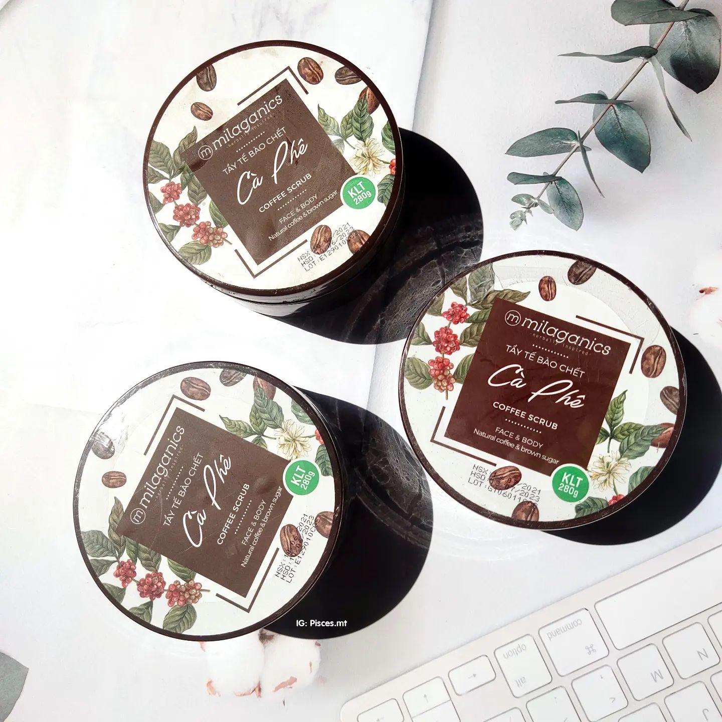 Tẩy da chết Milaganics với ba hũ sản phẩm mùi cà phê, giúp loại bỏ tế bào chết và mang lại làn da mịn màng. Cô nàng chia sẻ trải nghiệm sử dụng sản phẩm, nhấn mạnh tầm quan trọng của việc tẩy da chết cho body.
