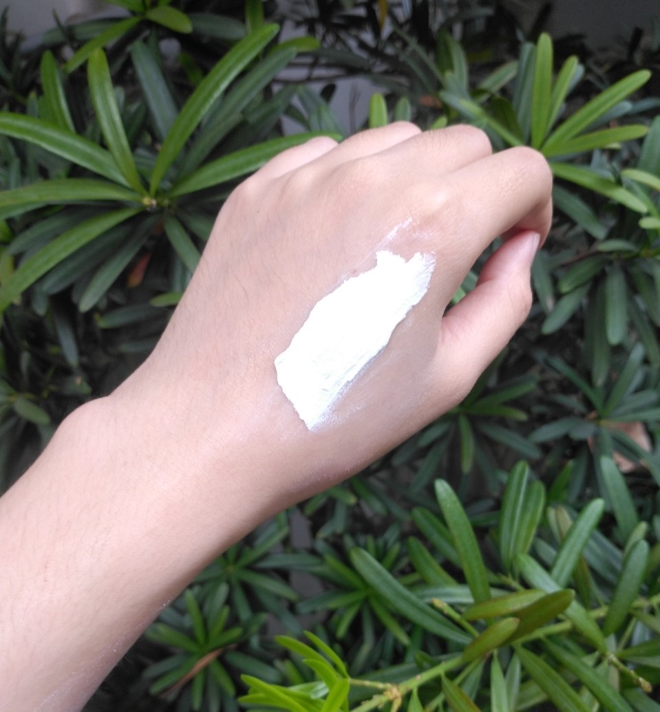 Cô nàng chia sẻ trải nghiệm với mặt nạ đất sét The Auragins Sulcharia Deep Pore Clarifying Clay Mask, nhấn mạnh tính hiệu quả trong việc giảm mụn đầu đen và cải thiện làn da xỉn màu. Review mỹ phẩm cho những ai đang tìm kiếm giải pháp cho da dầu mụn.