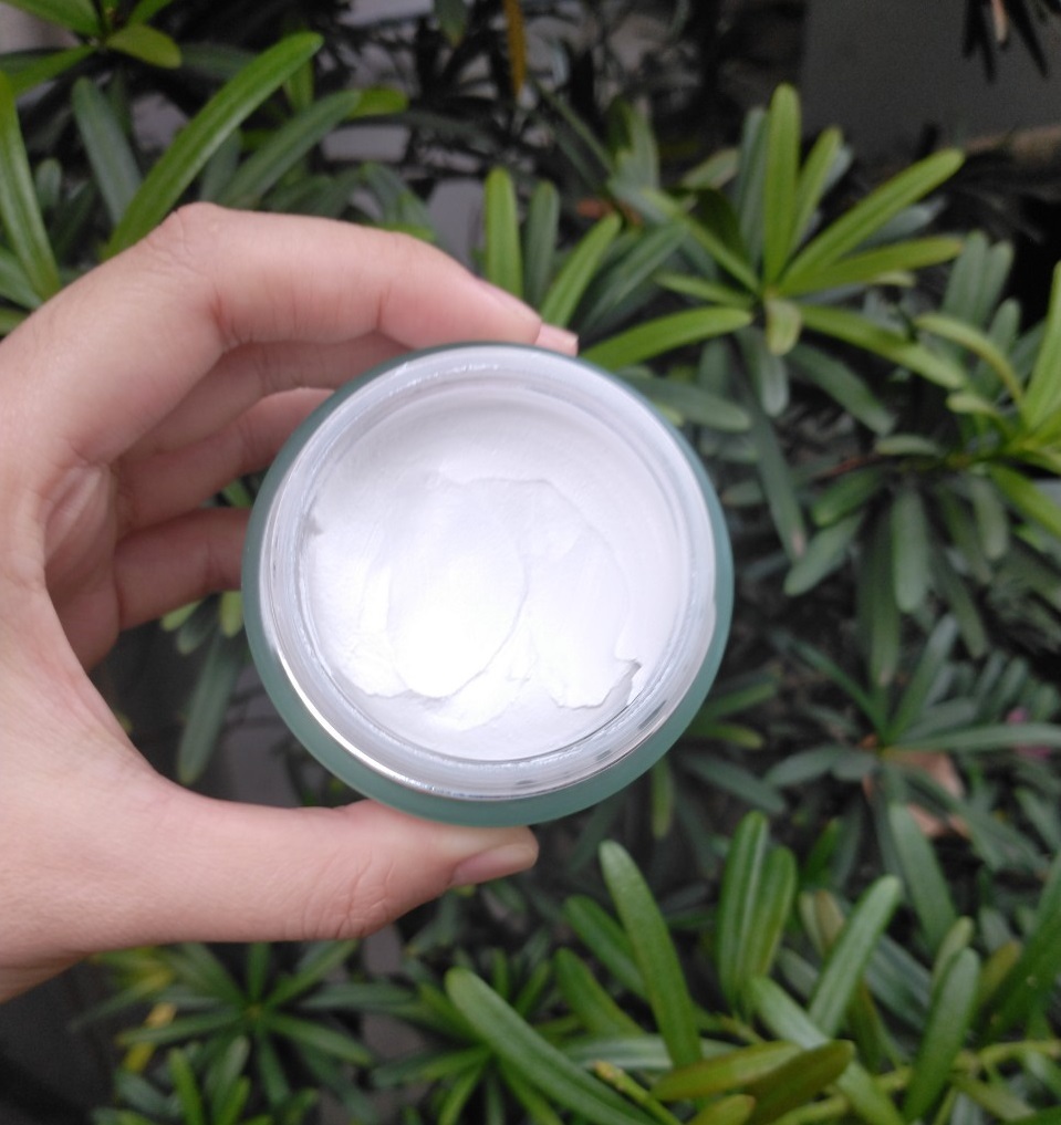 Mặt nạ đất sét The Auragins Sulcharia Deep Pore Clarifying Clay Mask trong tay, sản phẩm mới được review là giải pháp cho làn da dầu mụn, giúp làm sạch mụn đầu đen hiệu quả.