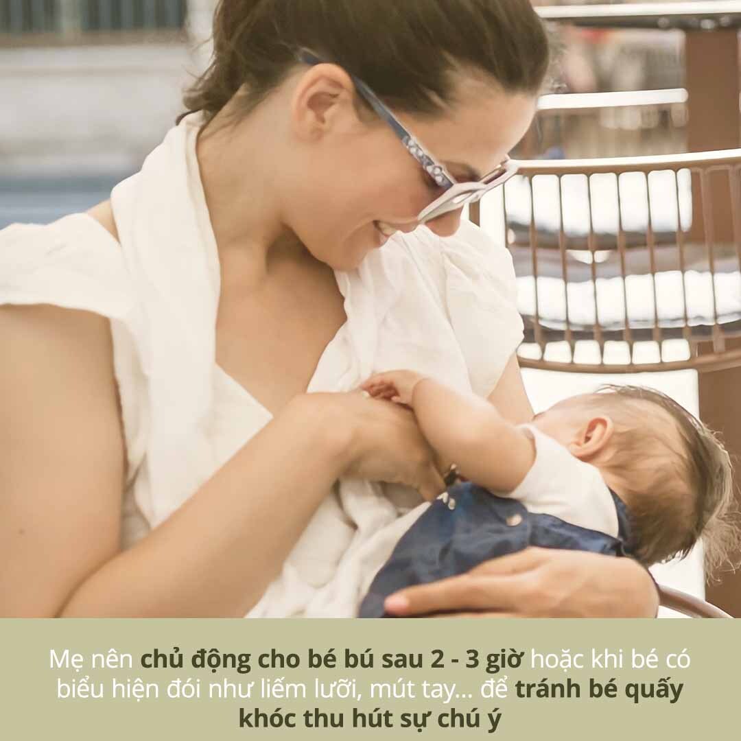 5 tuyệt chiêu giúp mẹ cho bé bú khỏe re khi ra ngoài. Mẹ nên chủ động cho bé bú sau 2 - 3 giờ hoặc khi bé có biểu hiện đòi như liếm lưỡi, mút tay... để tránh bé quấy khóc thu hút sự chú ý.