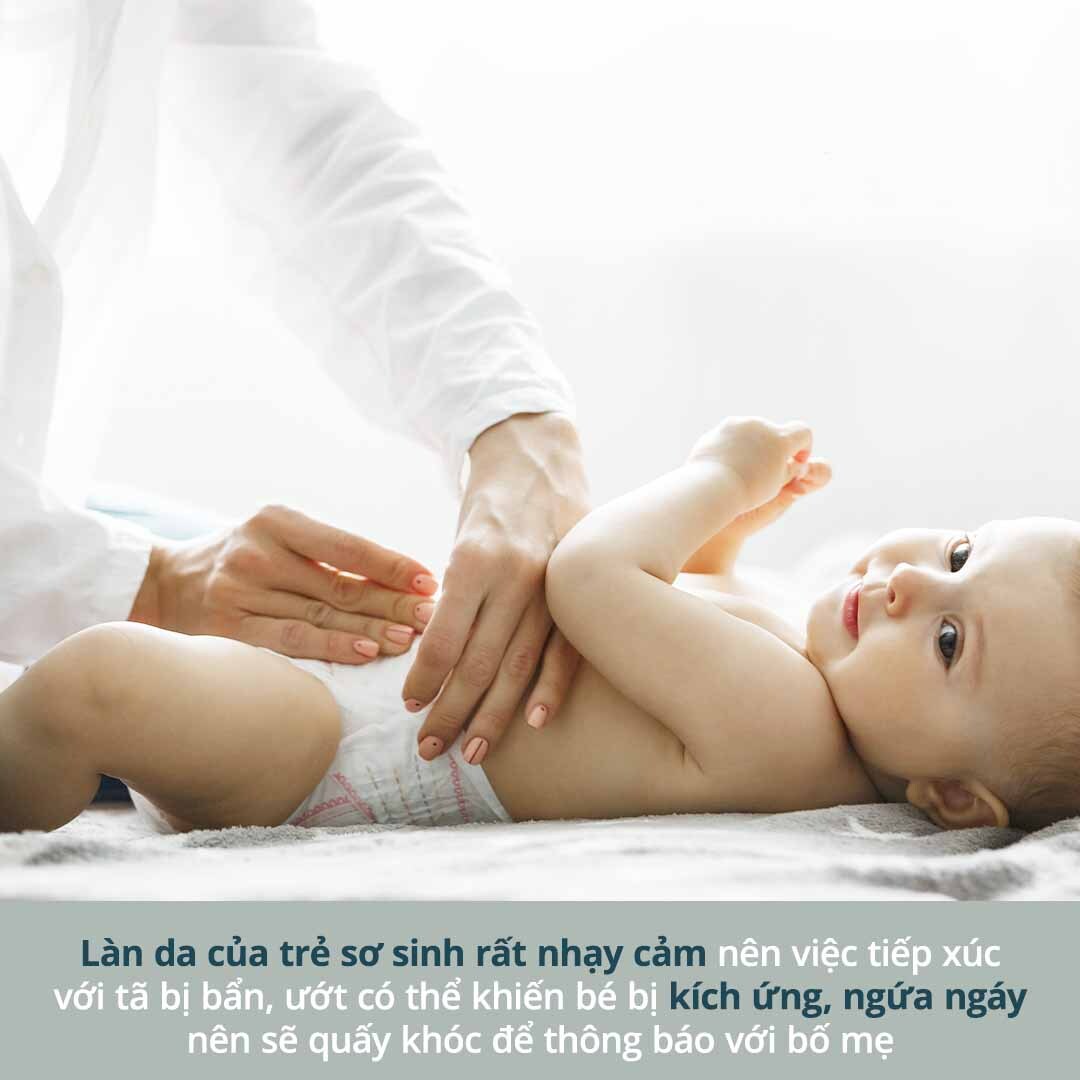 Truy tìm nguyên nhân khiến bé khóc đêm, với làn da nhạy cảm, tiếp xúc không đúng cách có thể kích thích bé khóc để thông báo với mẹ. Tìm hiểu mẹo ngăn bé khóc đêm và chăm sóc trẻ hiệu quả hơn.