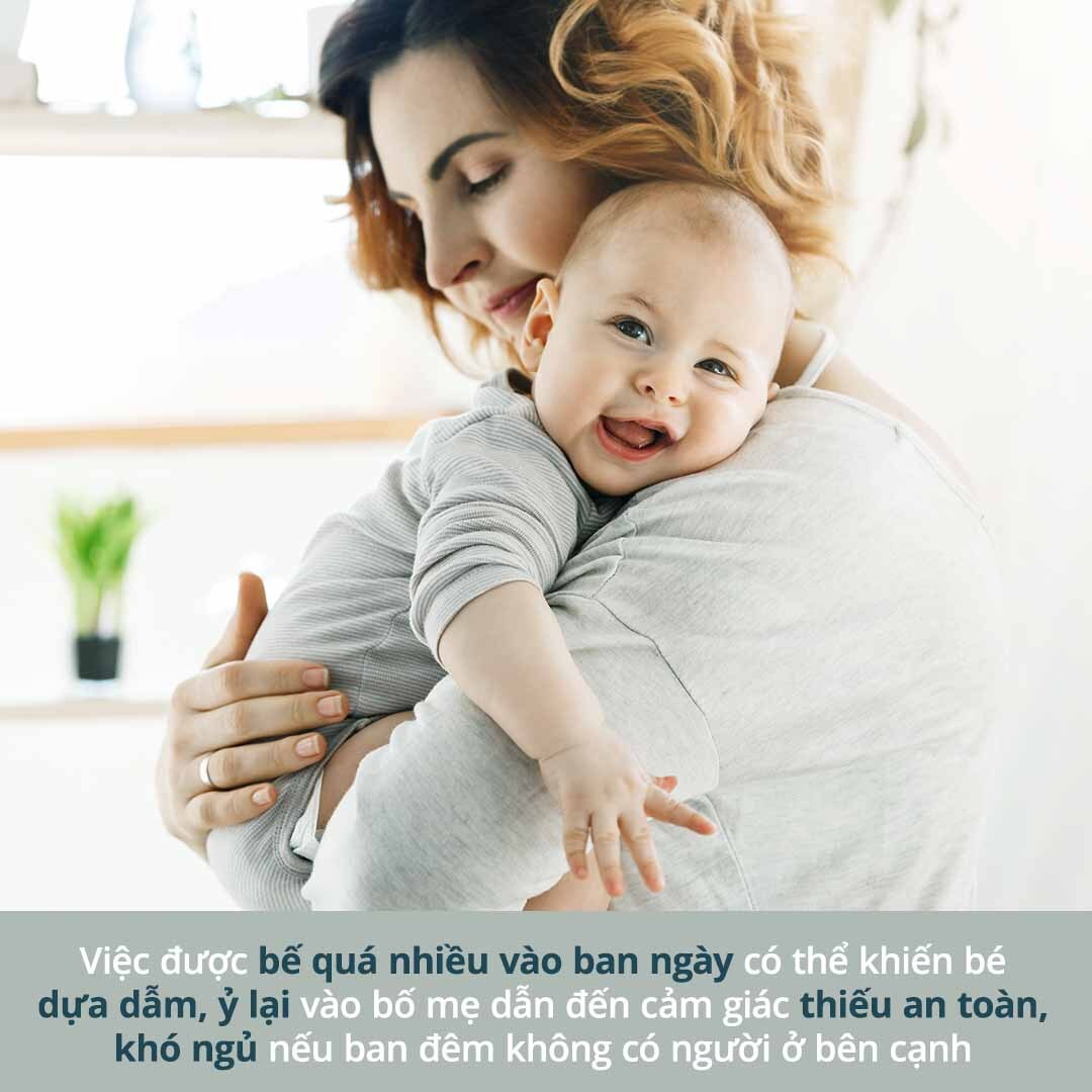 Mẹ bế bé, thể hiện mối liên kết thân thiết. Bài viết khám phá nguyên nhân trẻ khóc đêm, nhấn mạnh rằng việc cưng chiều có thể dẫn đến cảm giác thiếu an toàn cho bé. Khám phá mẹo ngăn bé khóc đêm cùng Lixibox.