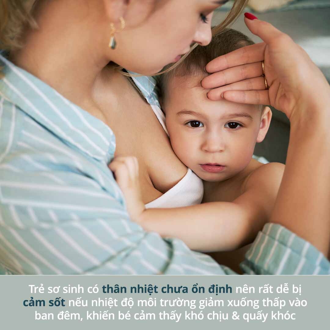 Trẻ sơ sinh có thân nhiệt chưa ổn định nên rất dễ bị cảm sốt nếu nhiệt độ môi trường giảm xuống thấp vào ban đêm, khiến bé cảm thấy khó chịu & quấy khóc. Tìm hiểu nguyên nhân vì sao bé khóc đêm với mẹo ngăn bé khóc đêm hiệu quả.