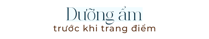 Dưỡng ẩm trước khi trang điểm, một bước quan trọng trong xu hướng trang điểm cloud skin, giúp bạn sở hữu làn da đám mây mềm mịn và bóng khỏe, hoàn hảo cho mùa hè.