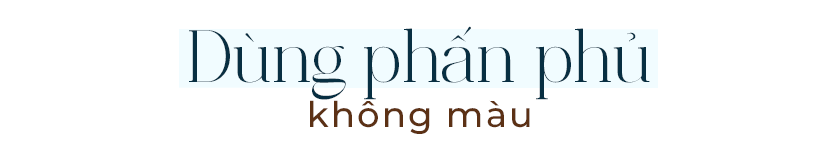 Dùng phấn phủ không màu, một trong những bước chính để tạo nên phong cách trang điểm "Cloud Skin" - hot trend 2022, giúp phái đẹp có làn da bóng khỏe, tự nhiên và xinh lung linh.