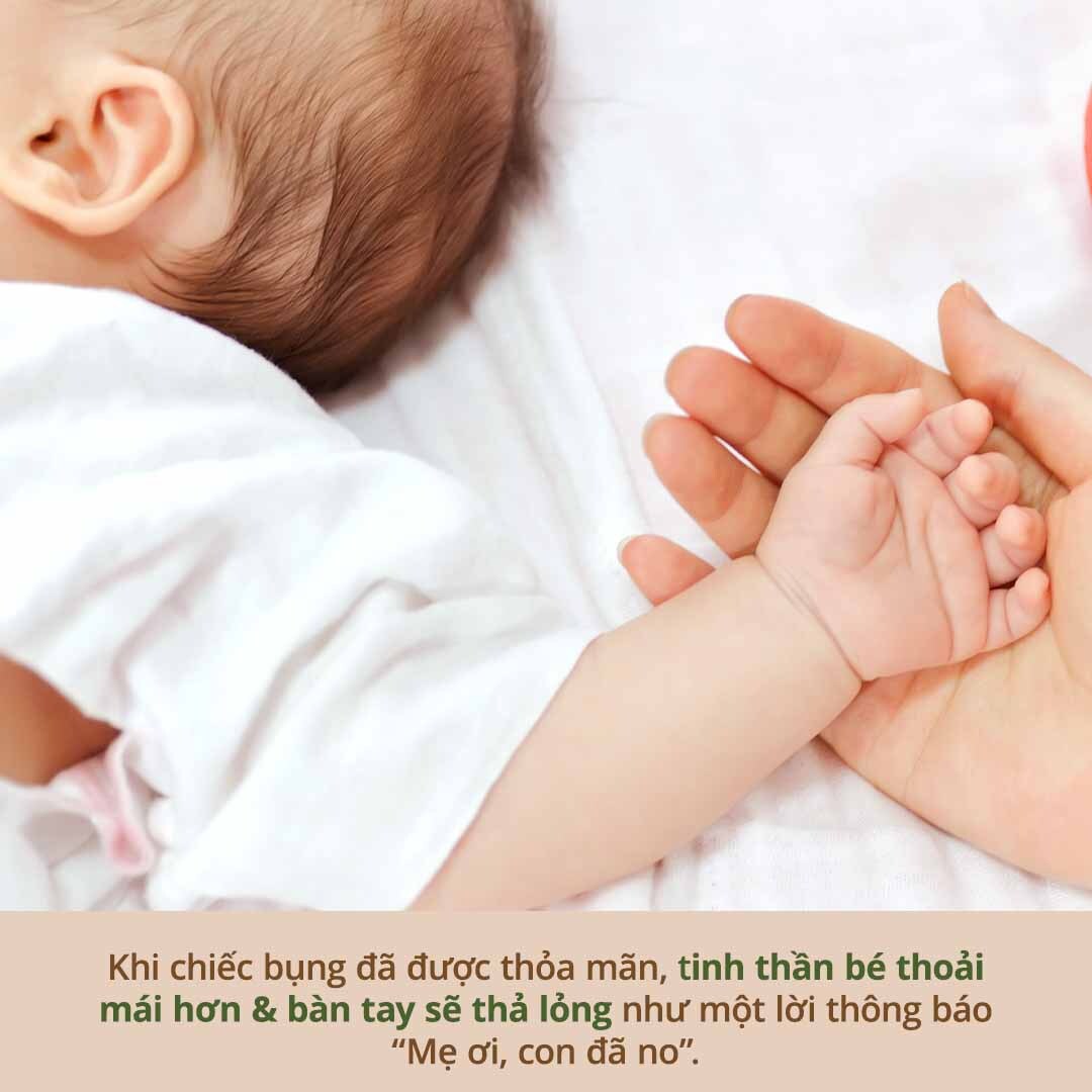 Khi chiếc bụng đã được thỏa mãn, tinh thần bé thoải mái hơn & bàn tay sẽ thả lỏng như một lời thông báo “Mẹ ơi, con đã no”. Bài viết giúp mẹ biết dấu hiệu bé bú no và bí quyết giúp mẹ có nhiều sữa.
