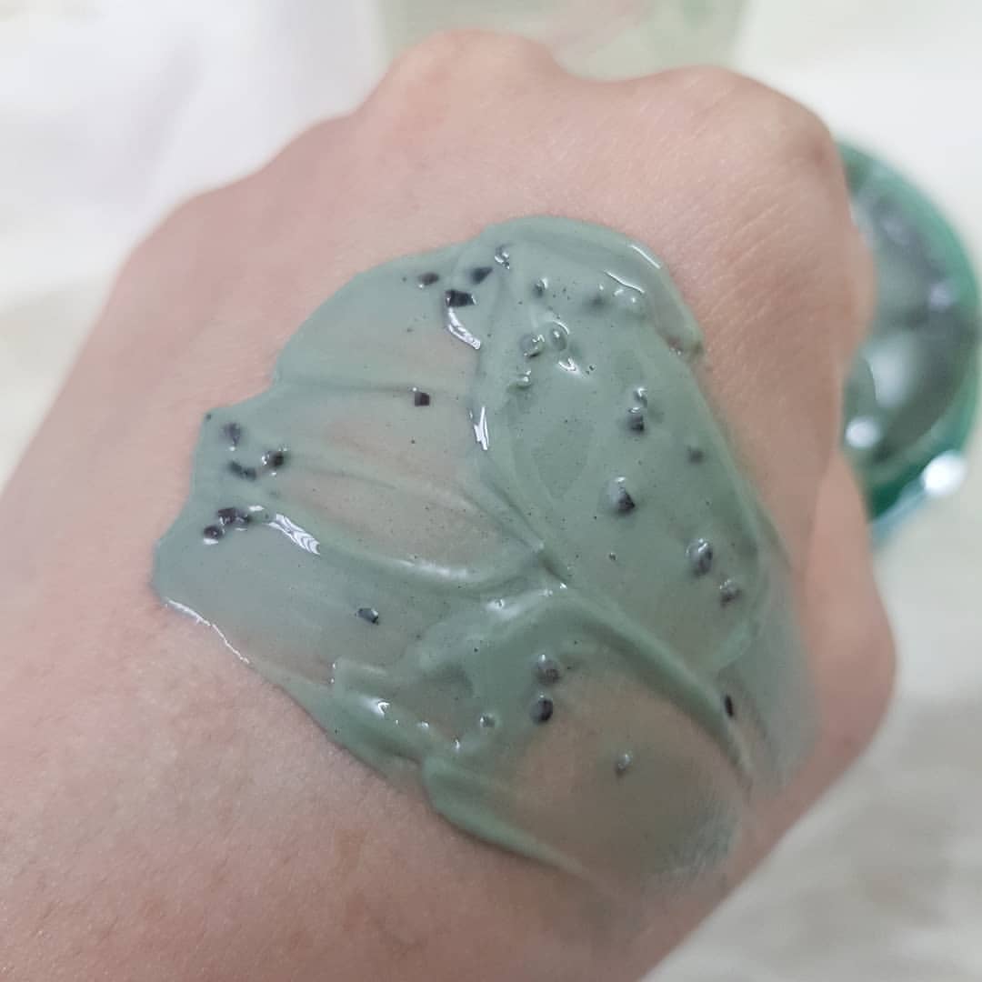 Mặt nạ đất sét ngải cứu với 61% thành phần thực vật đang được thử nghiệm trên tay, thể hiện khả năng kết cấu đặc, màu xanh dịu nhẹ, hứa hẹn mang lại hiệu quả làm sạch và làm dịu tốt cho làn da.