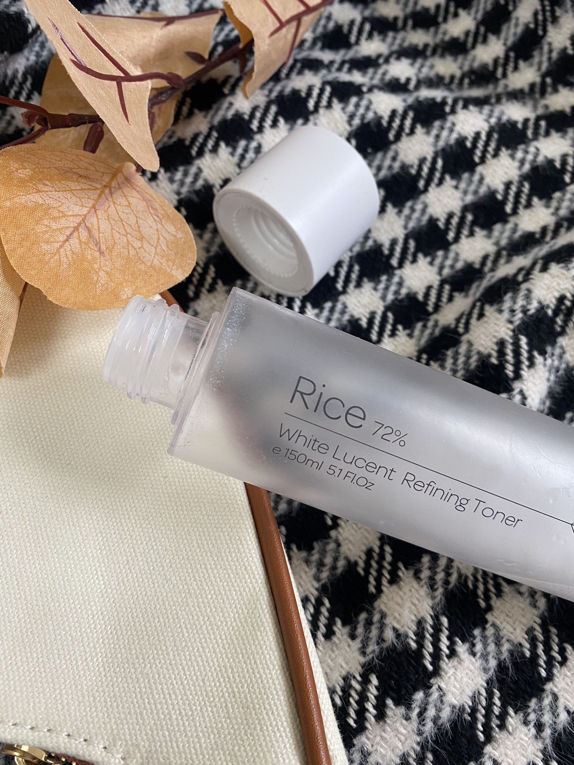 Toner dưỡng ẩm 9Wishes với 72% chiết xuất gạo, hoàn hảo cho da khô đến da thường. Sản phẩm giúp cấp ẩm hiệu quả, là sự lựa chọn tuyệt vời cho những ai yêu thích mỹ phẩm tự nhiên.