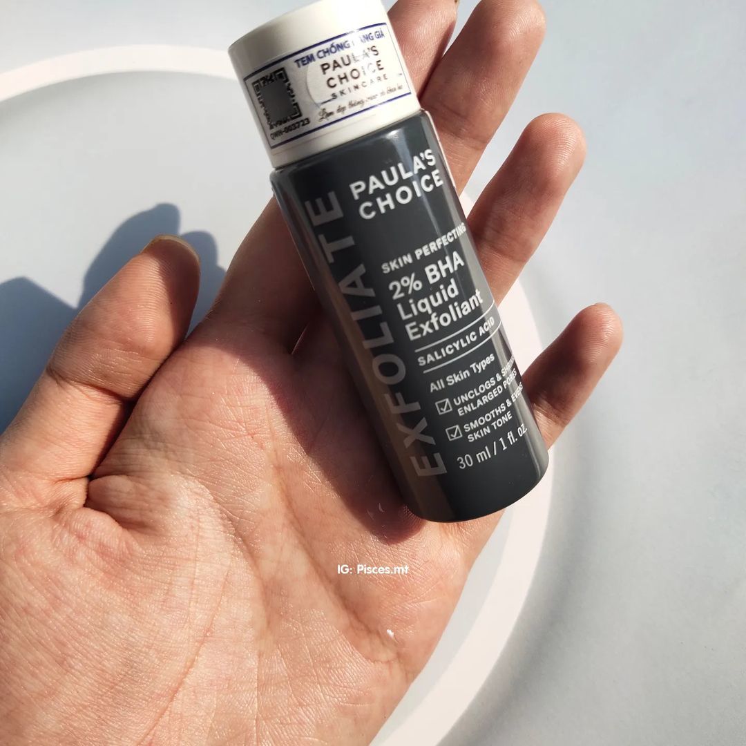 BHA 2% của Paula's Choice là dung dịch tẩy da chết hóa học phù hợp cho da dầu dễ nổi mụn. Trong bài review mỹ phẩm, mình chia sẻ trải nghiệm và hiệu quả của sản phẩm này trong mùa hè nóng bức.
