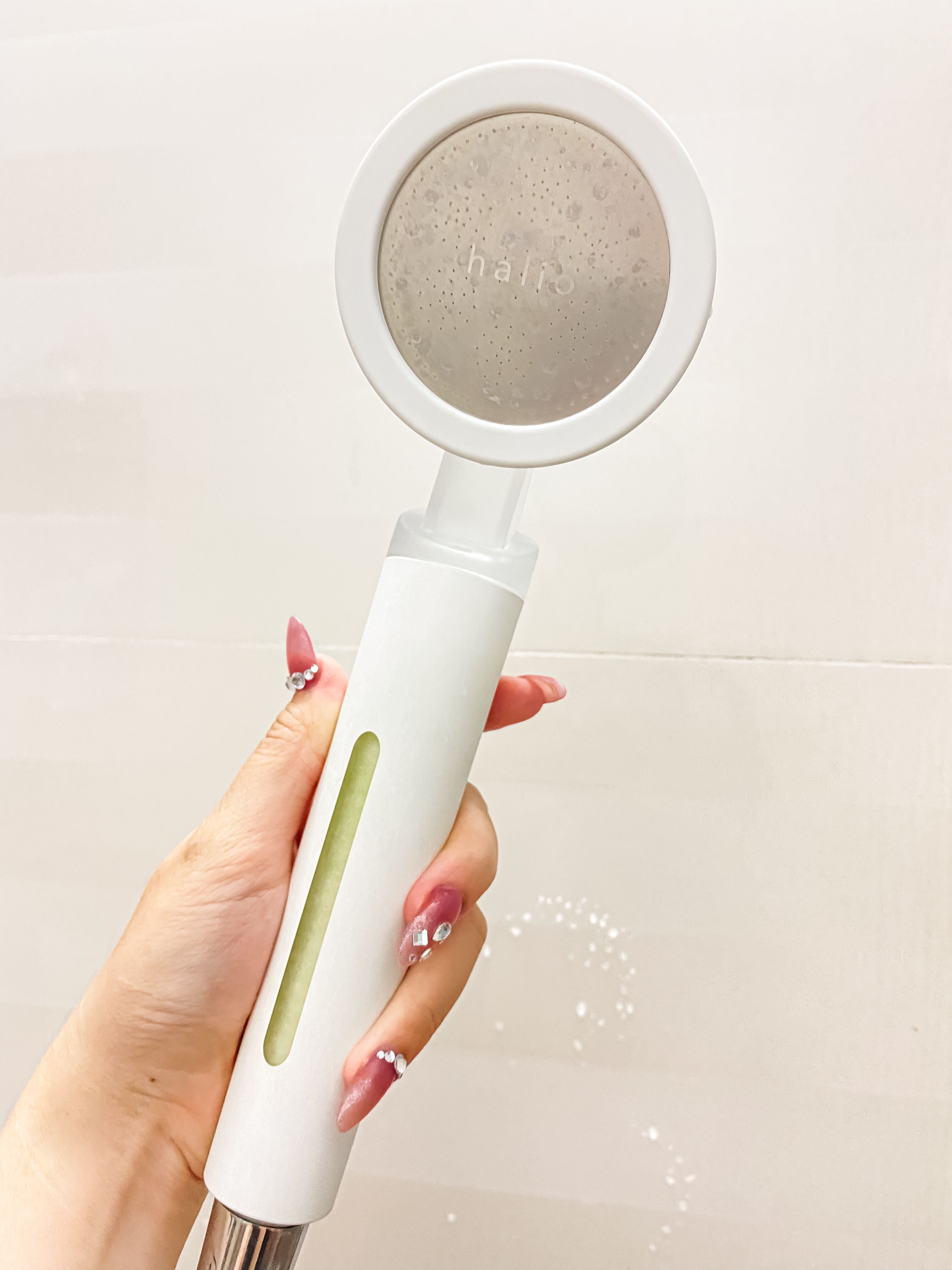 Vòi sen Halio giúp lọc nước, loại bỏ Clo, cặn kim loại, và tăng áp lực nước. Bài viết khám phá công dụng bất ngờ của vòi sen này, cùng những trải nghiệm từ người dùng, hứa hẹn hiệu quả làm đẹp cho tóc và da.