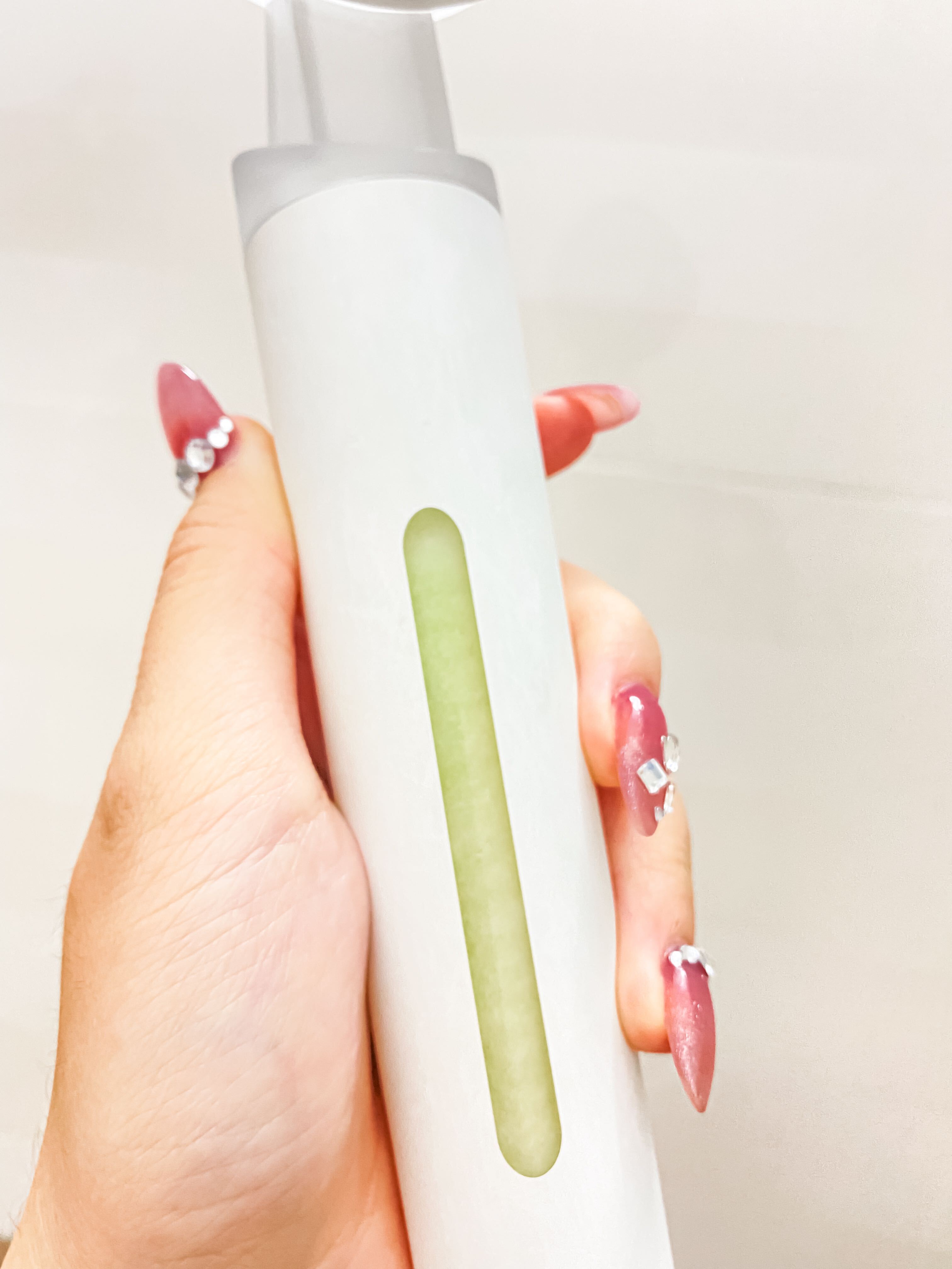 Vòi sen tăng áp Halio được giới thiệu trong bài viết "Da tóc đẹp lên trông thấy chỉ nhờ đổi vòi sen, khó tin nhưng có thật!". Sản phẩm nổi bật với khả năng lọc nước, loại bỏ Clo và cặn kim loại, cùng tính năng tiết kiệm nước giúp chăm sóc tóc hiệu quả hơn. Khám phá ngay review vòi sen lọc nước Halio.