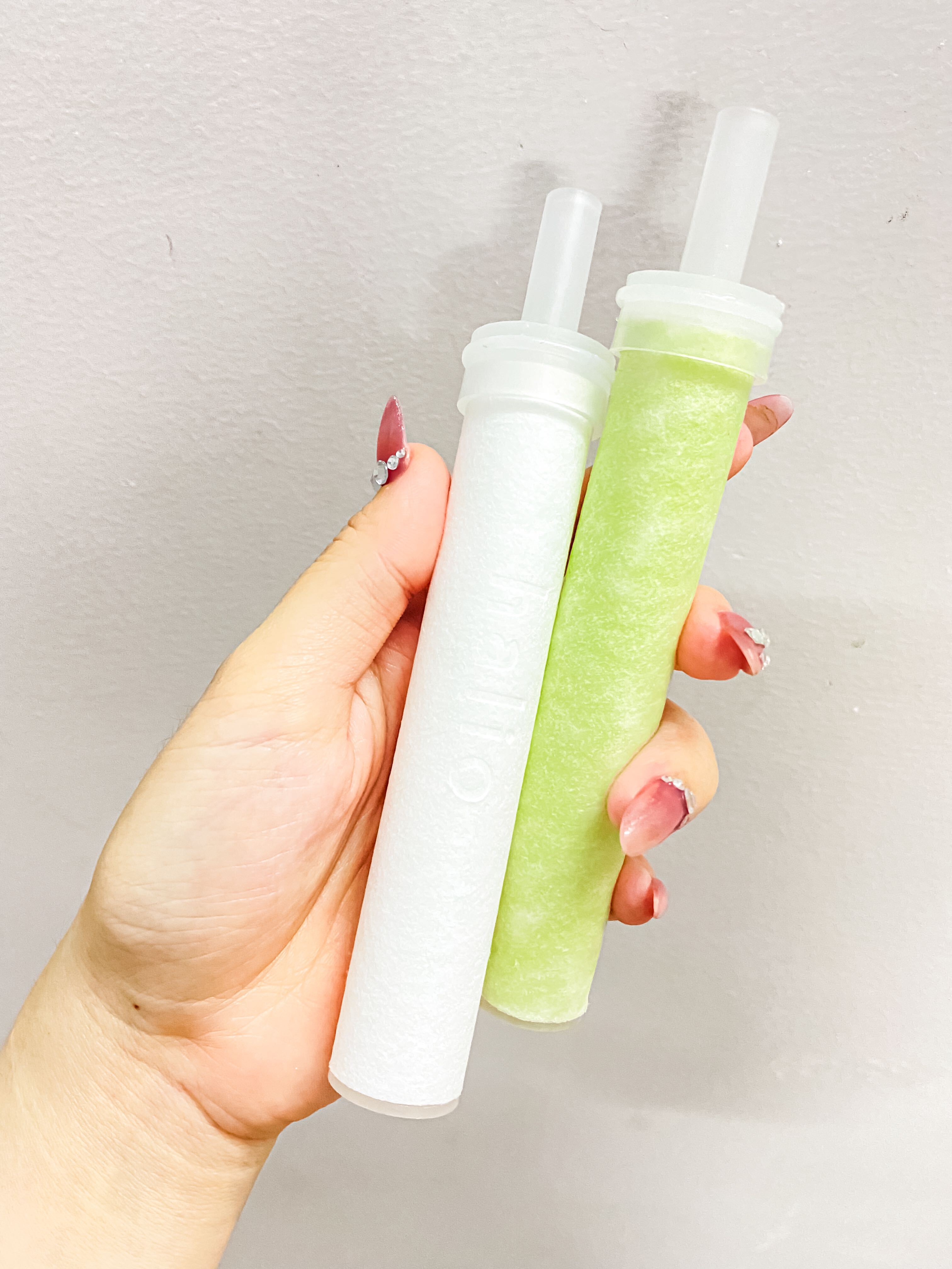 Lõi lọc vòi sen tăng áp Halio màu trắng và xanh, giúp lọc nước, loại bỏ Clo, cặn kim loại, tiết kiệm nước. Bài viết chia sẻ review vòi sen Halio, trải nghiệm người dùng về sản phẩm và sự khác biệt sau khi sử dụng.