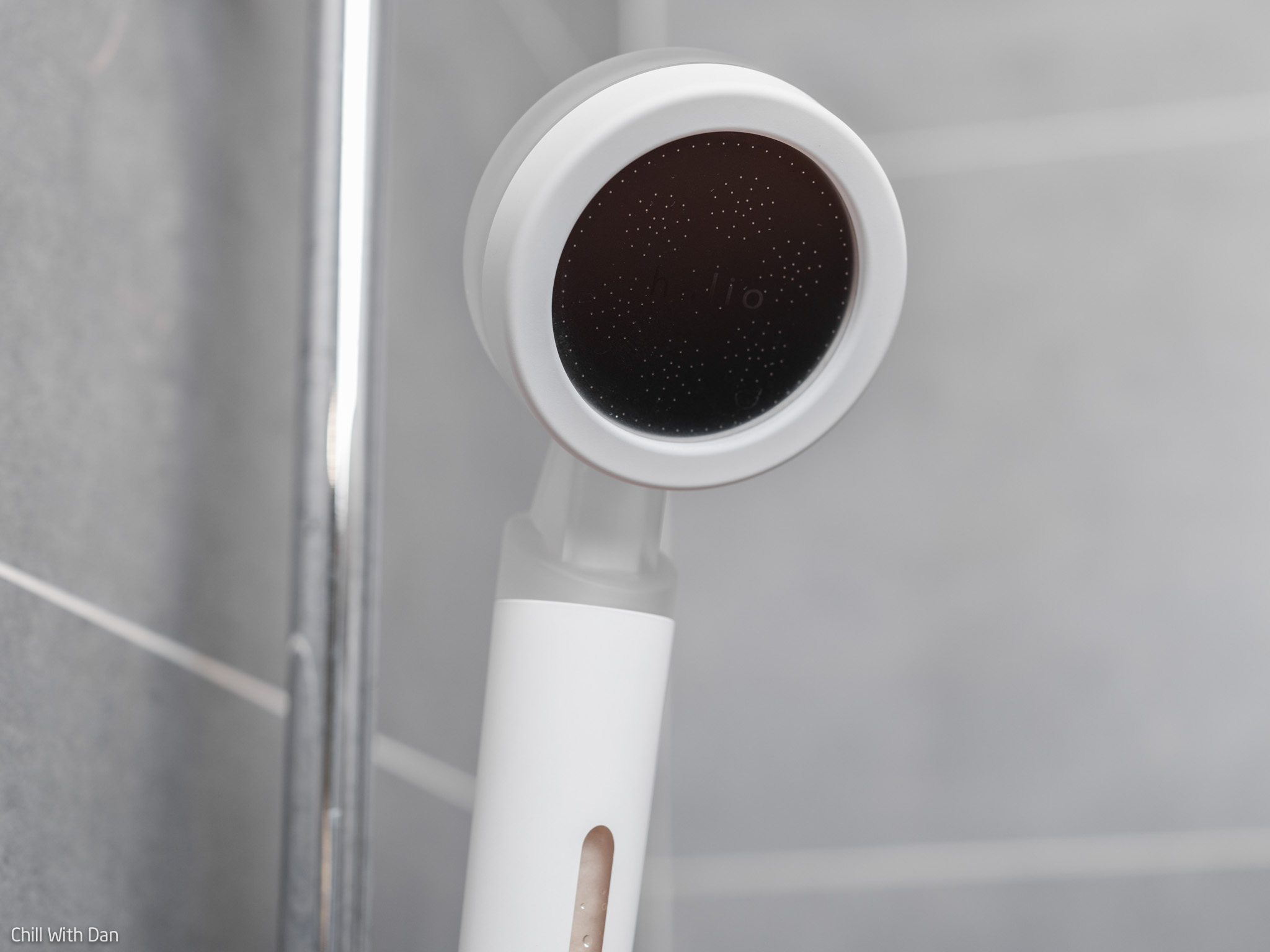 Vòi sen Halio Beautifying Shower Head với thiết kế hiện đại, dễ dàng lắp đặt, giúp lọc nước hiệu quả. Trong tuần sử dụng, Youtuber Đan Anh nhận thấy vòi sen giúp cải thiện tình trạng da đầu và mụn lưng, rất phù hợp cho những ai thường xuyên đổ mồ hôi. Khám phá bài viết và video đánh giá vòi sen Halio để biết thêm thông tin!