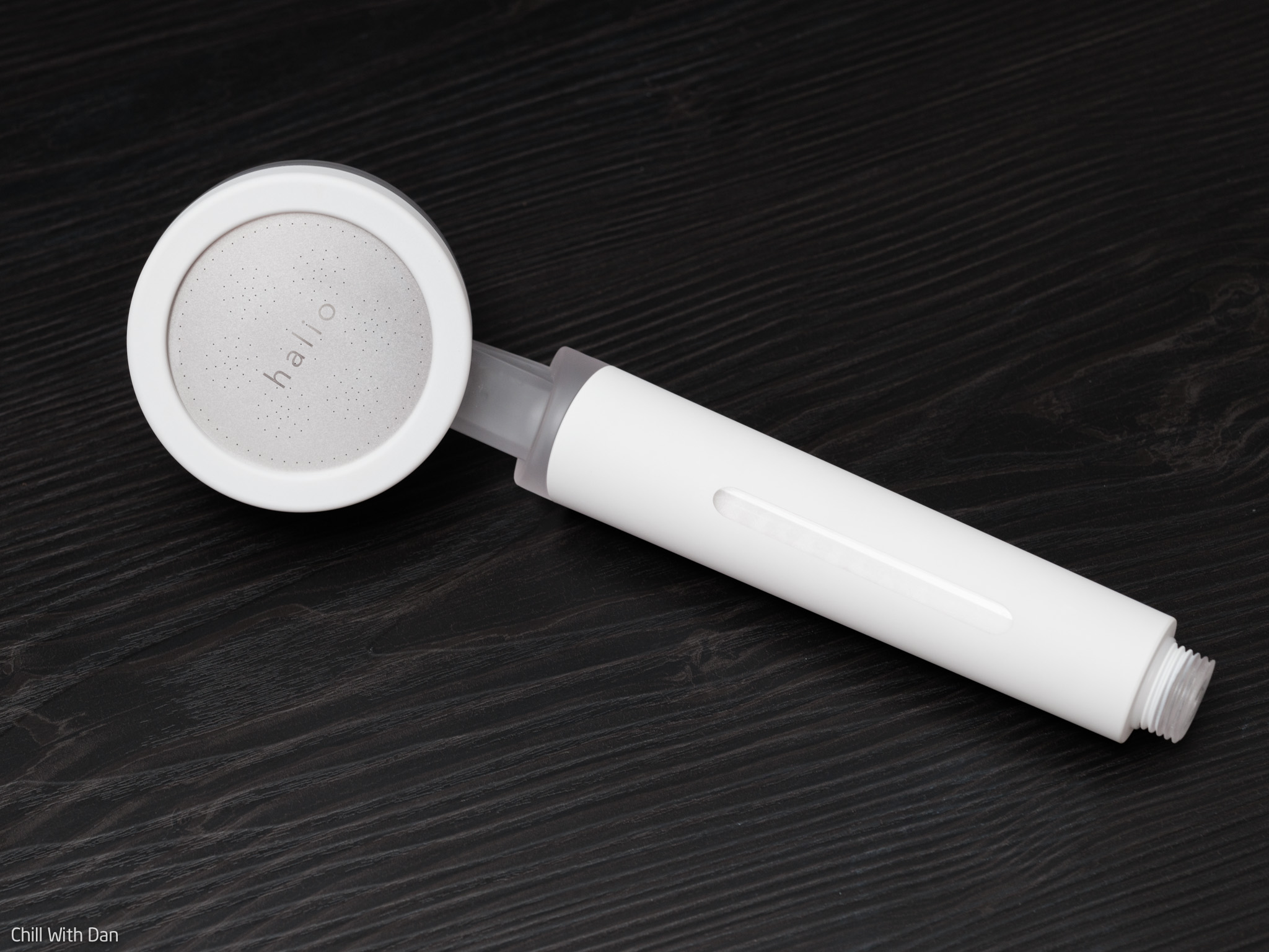 Vòi sen Halio Beautifying Shower Head trắng, dễ dàng lắp đặt và lọc nước, mang lại cảm giác tắm thoải mái; đặc biệt hữu ích cho người có da đầu nhạy cảm, cải thiện tình trạng nấm và mụn lưng, phù hợp với những ai hay đổ mồ hôi.