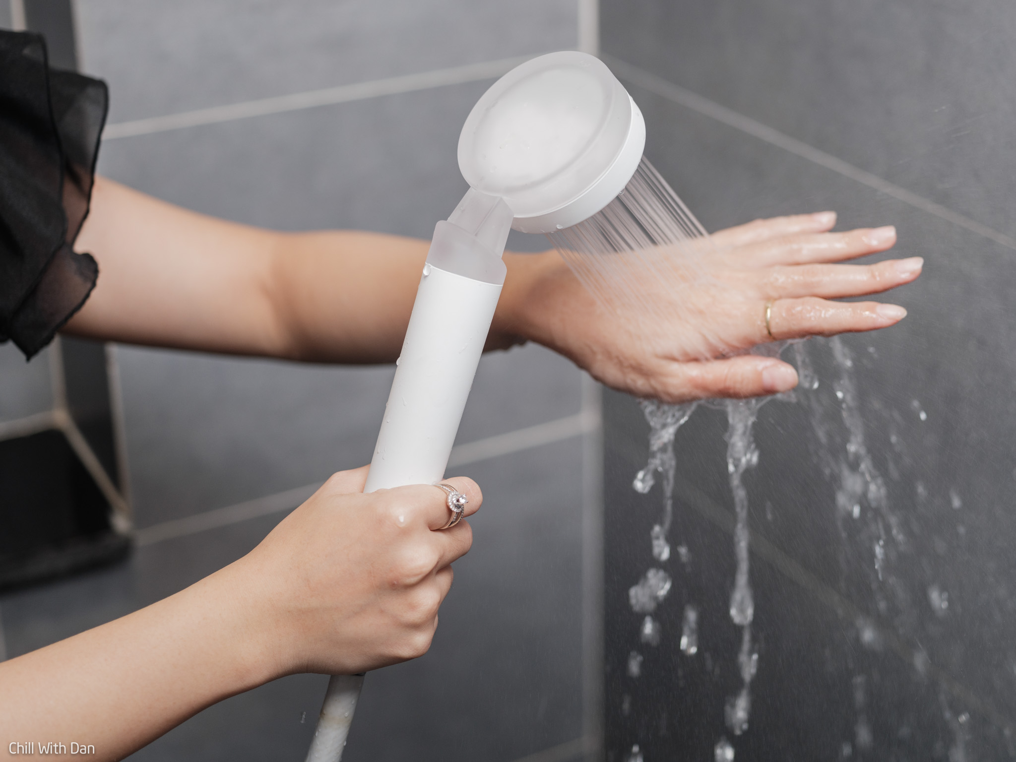 Youtuber Đan Anh chia sẻ trải nghiệm sau một tuần sử dụng vòi sen Halio Beautifying Shower Head tại nhà. Cô nhận thấy vòi sen dễ tháo lắp, lọc cặn bẩn hiệu quả, và có thể cải thiện tình trạng nấm da đầu, mụn lưng. Bài viết và video review vòi sen Halio sẽ giúp bạn hiểu rõ hơn về sản phẩm này.