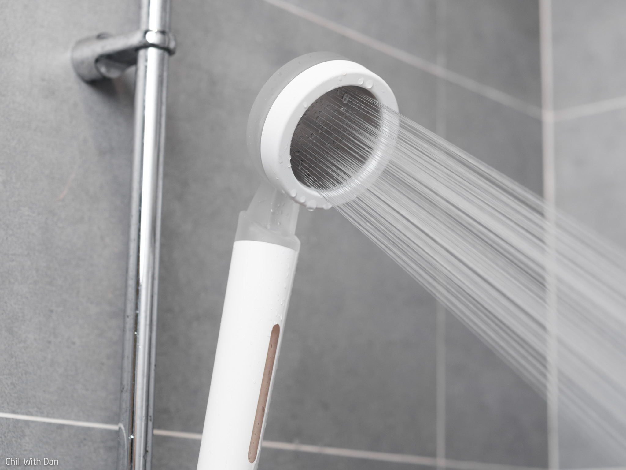 Vòi sen Halio Beautifying Shower Head đang hoạt động với dòng nước mạnh mẽ. Bài viết review mỹ phẩm của Youtuber Đan Anh chia sẻ trải nghiệm sau một tuần sử dụng, nêu rõ lợi ích lọc nước và cải thiện tình trạng da. Tham khảo để biết thêm thông tin về vòi sen halio khử clo.
