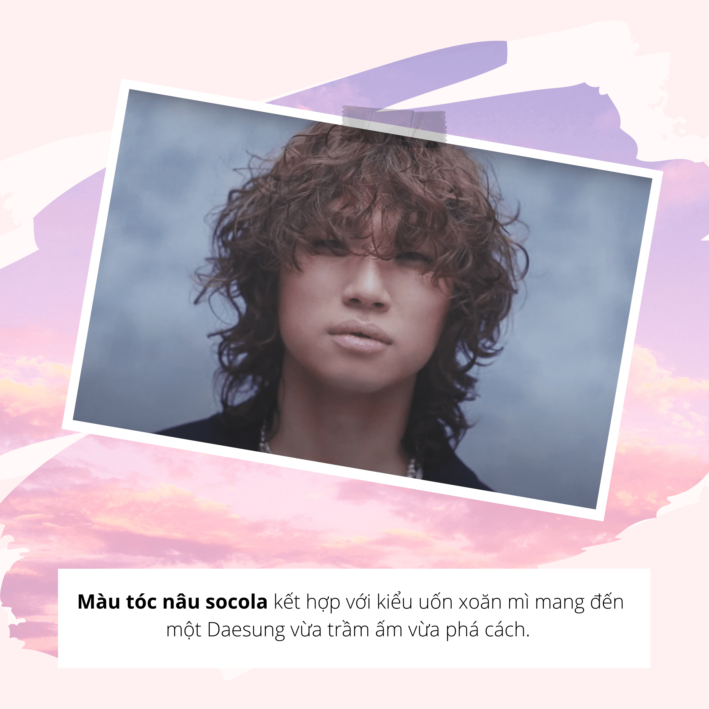Màu tóc nâu socola kết hợp với kiểu uốn xoăn mì mang đến một Daesung vừa trầm ấm vừa phá cách. Trong bài viết "Still Life: Rực rỡ hơn cả thanh xuân lúc này là màu tóc của các oppa", hãy khám phá sự trở lại mạnh mẽ của Big Bang và những xu hướng tóc nhuộm hot trong mùa hè này.