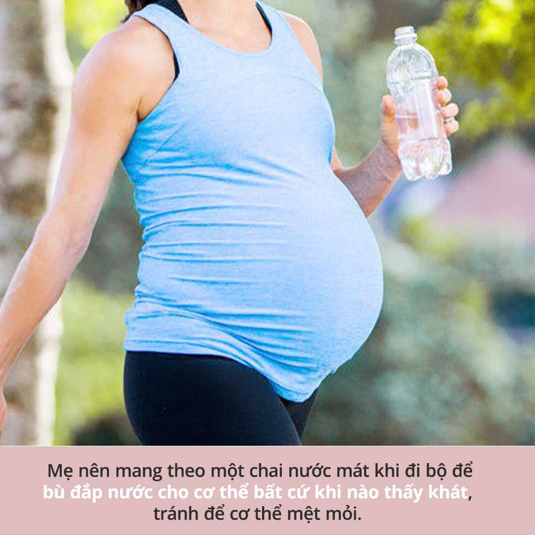 Mẹ bầu vận động ngoài trời, cầm chai nước, biểu tượng cho sự năng động và lựa chọn chăm sóc sức khỏe cho cả mẹ và bé. Bài viết khám phá lợi ích của việc đi bộ cho mẹ bầu và những điều cần lưu ý để sinh con dễ dàng hơn.