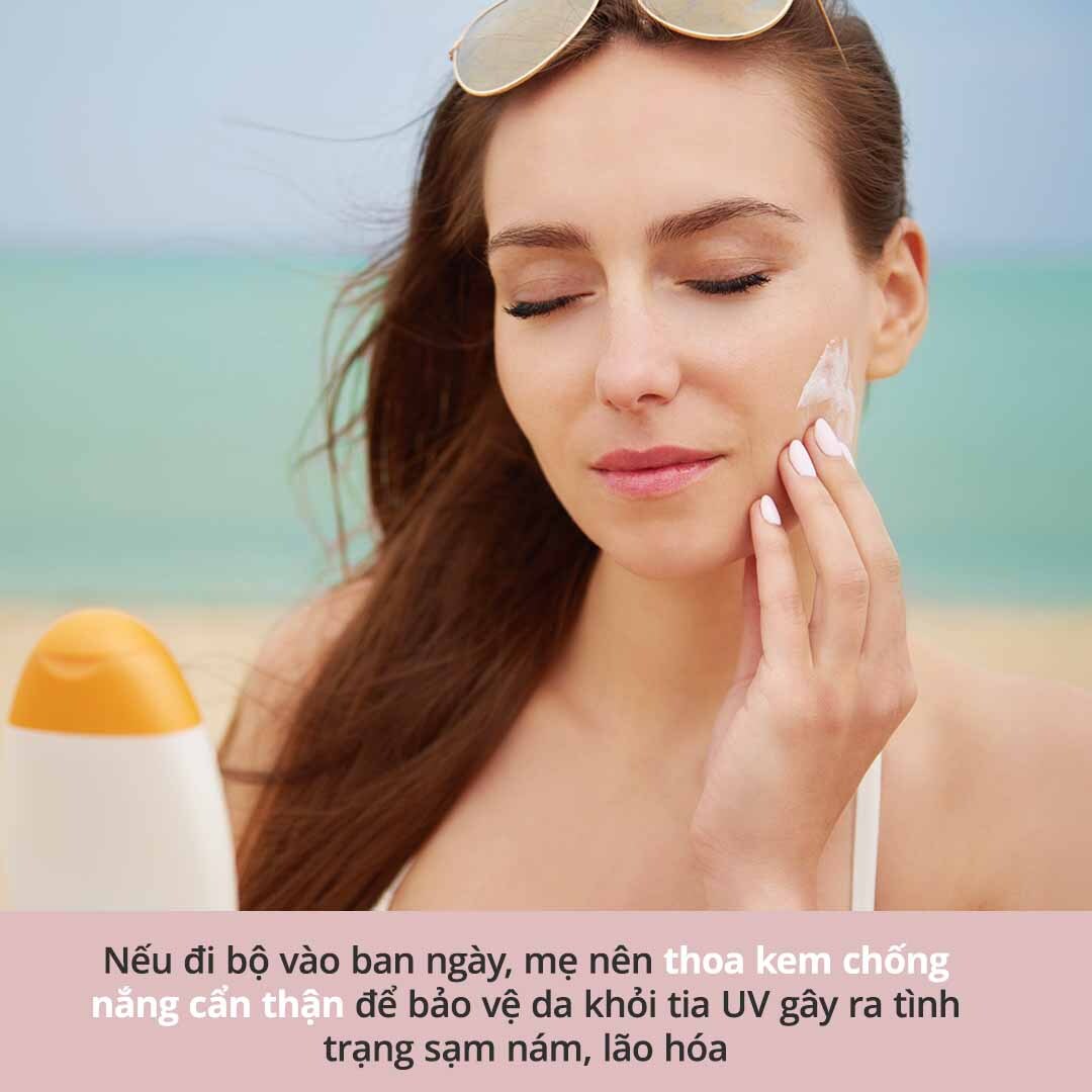 Mẹ bầu đang thoa kem chống nắng để bảo vệ da khỏi tia UV khi đi bộ vào ban ngày. Việc bảo vệ da là rất cần thiết để tránh tình trạng sạm nám và lão hóa, giúp mẹ duy trì sức khỏe và sắc đẹp trong thai kỳ.