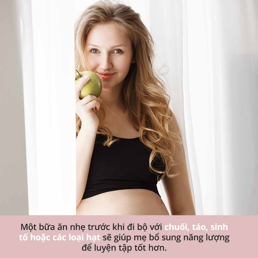 Mẹ bầu cầm trái táo, vui vẻ chuẩn bị đi bộ với chế độ ăn nhẹ giúp nâng cao sức khỏe. Bài viết khám phá liệu việc đi bộ nhiều có thực sự giúp mẹ bầu dễ sinh trong mọi trường hợp hay không. Mẹ và bé, mom&baby, bà bầu đi bộ nhiều có tốt.