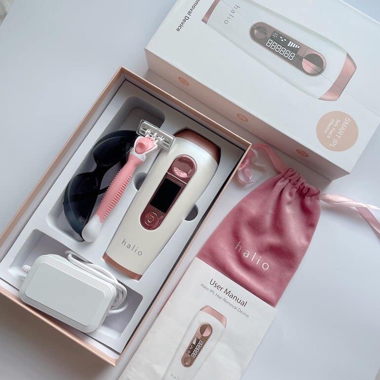 Máy triệt lông Halio IPL với hộp đựng, kèm gương và hướng dẫn sử dụng. Bài viết review máy triệt lông Halio, có thông tin hữu ích về hiệu quả triệt lông tại nhà. Khám phá cách sử dụng để tận dụng tối đa thiết bị Halio.