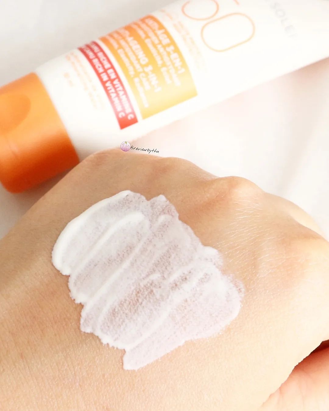 Chiếc kem chống nắng Vichy chống lão hóa, kết cấu mịn và nhẹ, được thử nghiệm trên tay, mang lại cảm giác ẩm mượt. Đọc thêm trong bài viết "Chiếc kem chống nắng này chứa gì mà hãng 'chắc nịch' có khả năng chống lão hóa?" để biết thêm về công dụng và ưu điểm của sản phẩm.