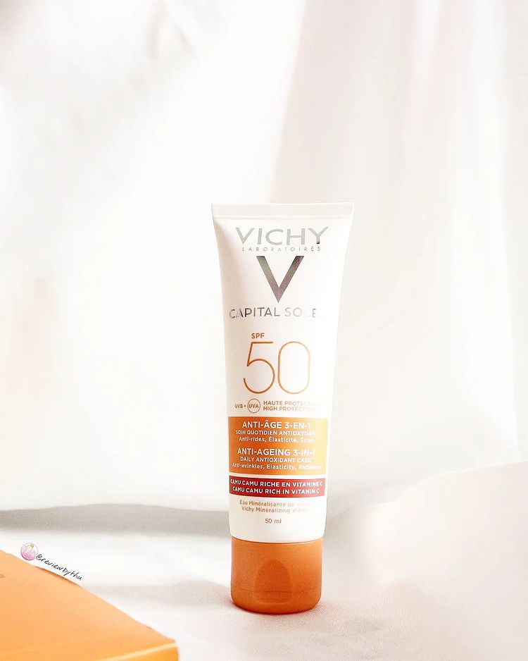 Chiếc kem chống nắng Vichy Capital Sole SPF 50 với khả năng chống lão hóa 3 trong 1. Sản phẩm phù hợp để bảo vệ da dầu và ngăn ngừa lão hóa hiệu quả. Khám phá review mỹ phẩm và trải nghiệm của người dùng về kem chống nắng Vichy!