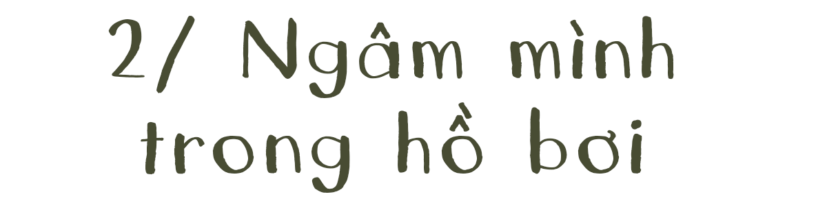 2/ Ngâm mình trong hồ bơi - Hướng dẫn phục hồi da cháy nắng sau chuyến du lịch. Tìm hiểu cách làm dịu da cháy nắng và những điều cần tránh để không làm tổn thương thêm cho làn da.