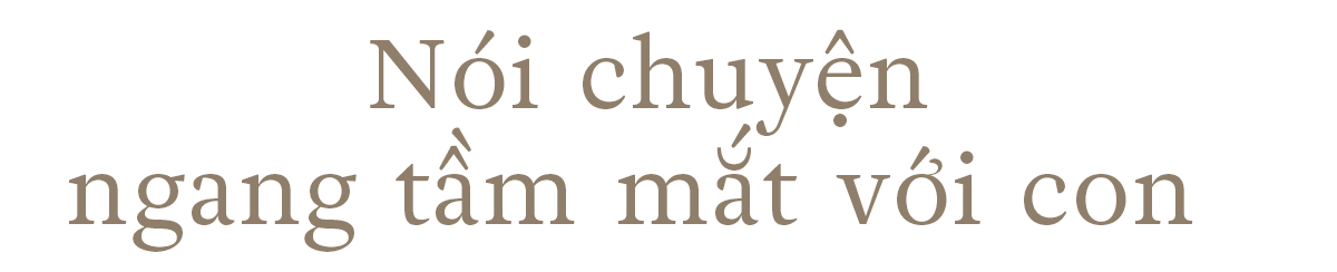Nói chuyện ngang tầm mắt với con – Một trong những mẹo dạy con từ công nương Kate Middleton giúp bé ngoan hơn, thể hiện cách dạy con của hoàng gia Anh, và là bí quyết nuôi dạy thông minh từ gia đình của công nương Kate.