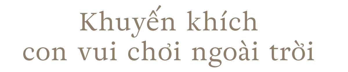 Khuyến khích con vui chơi ngoài trời - một trong những mẹo dạy con từ công nương Kate Middleton, giúp bé ngoan hơn, khỏe mạnh và tự tin. Tìm hiểu cách dạy con của hoàng gia Anh để áp dụng cho gia đình.