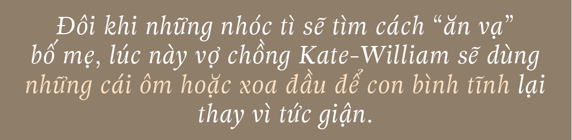 Khi trẻ nhỏ tìm cách "ăn vạ", Kate Middleton và hoàng tử William sẽ ôm hoặc xoa đầu để giúp trẻ bình tĩnh lại thay vì nổi giận, điều này là một trong những mẹo dạy con từ công nương Kate Middleton.