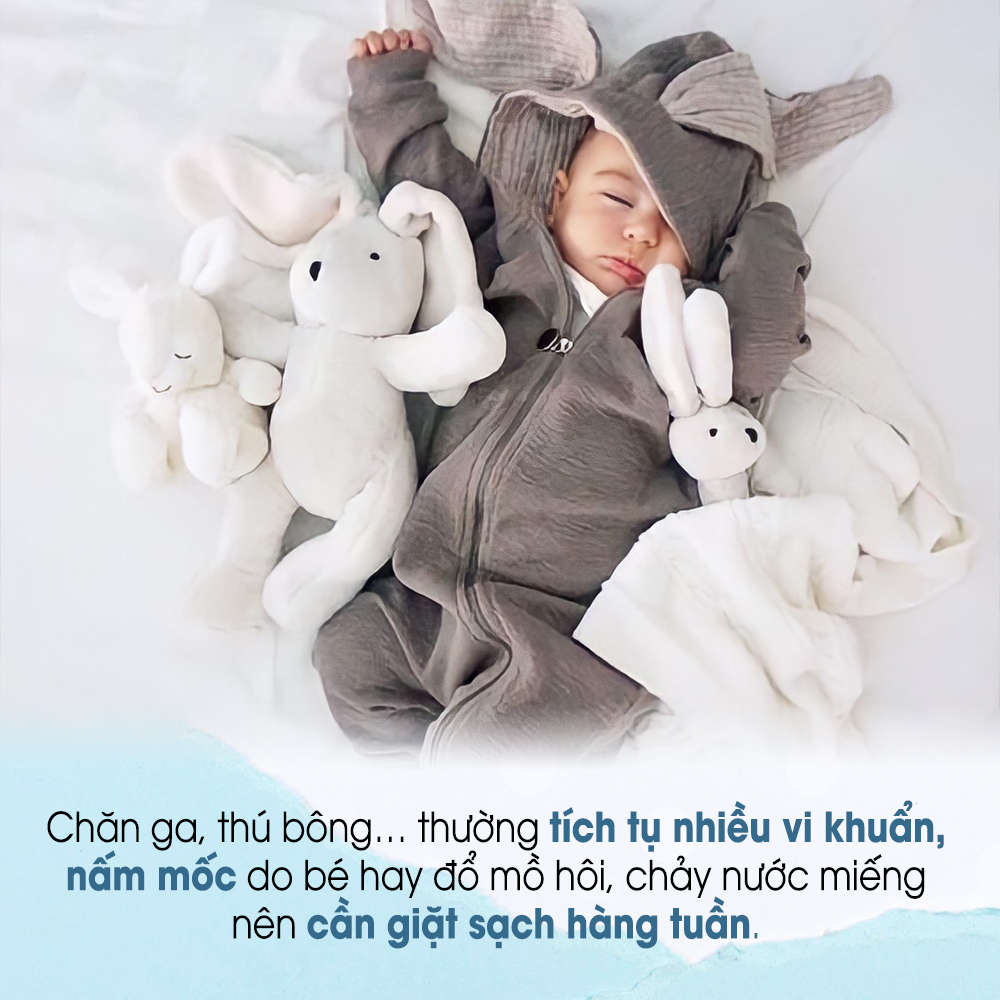 Chân ga, thú bông… thường tích tụ nhiều vi khuẩn, nấm mốc do bé hay đổ mồ hôi, chảy nước miếng nên cần giặt sạch hàng tuần. Nhấn mạnh nguyên nhân da bé kích ứng và cách ngừa da bé kích ứng hiệu quả.