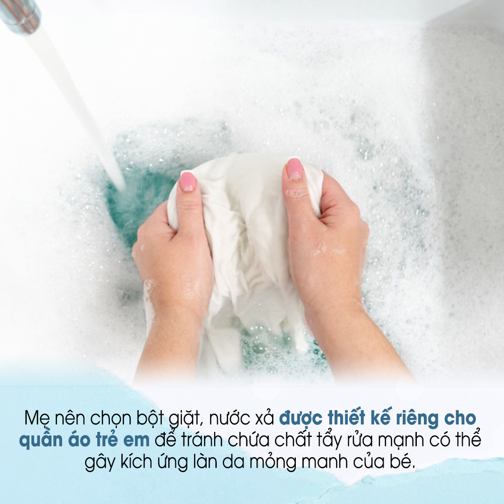 Mẹ nên chọn bột giặt, nước xà phòng được thiết kế riêng cho quần áo trẻ em để tránh chất tẩy rửa mạnh có thể gây kích ứng làn da mỏng manh của bé. Tìm hiểu nguyên nhân da bé kích ứng và cách ngừa da bé kích ứng hiệu quả.