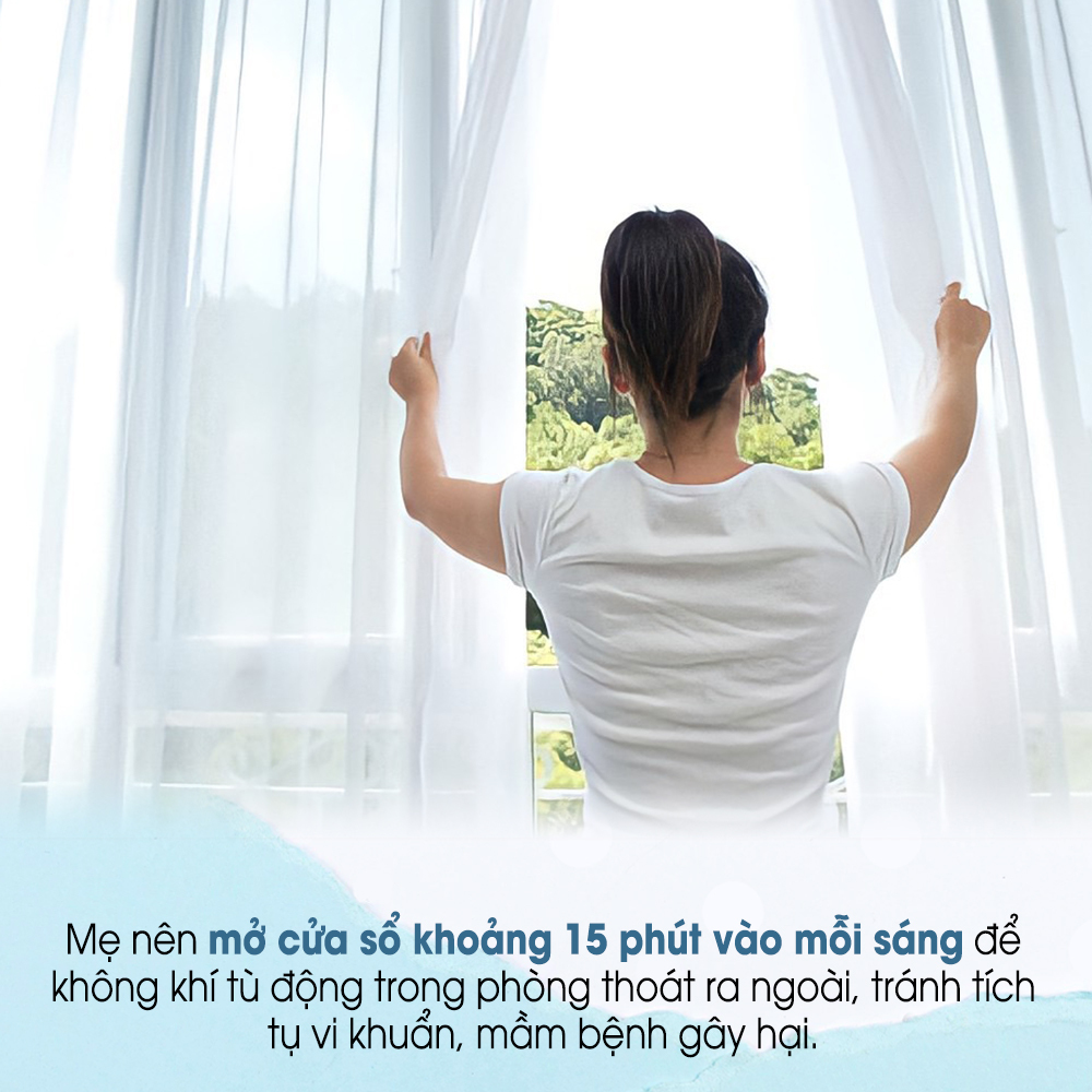 Mẹ nên mở cửa sổ khoảng 15 phút vào mỗi sáng để không khí tươi mát vào, giảm rủi ro gây kích ứng da cho bé. Đây là một trong những lưu ý quan trọng khi chăm sóc da bé, giúp ngừa rôm sảy cho trẻ nhỏ.