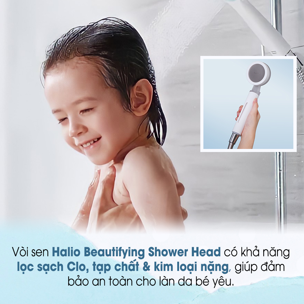 Bé gái đang tắm với sen Halio Beautifying Shower Head. Sen có khả năng lọc sạch Clo, tạp chất và kim loại nặng, bảo vệ làn da nhạy cảm của trẻ nhỏ trong giai đoạn 0 - 12 tháng tuổi. Tìm hiểu về nguyên nhân da bé kích ứng và cách ngừa rôm sảy cho trẻ.