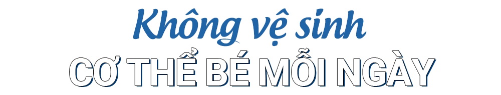 Khuyến cáo về việc chăm sóc bé mùa mưa nhằm tránh mắc phải những sai lầm thường gặp, gây ra tình trạng ốm vặt cho trẻ. Cần chú ý đến vệ sinh để đảm bảo sức khỏe và ngăn ngừa kích ứng da.