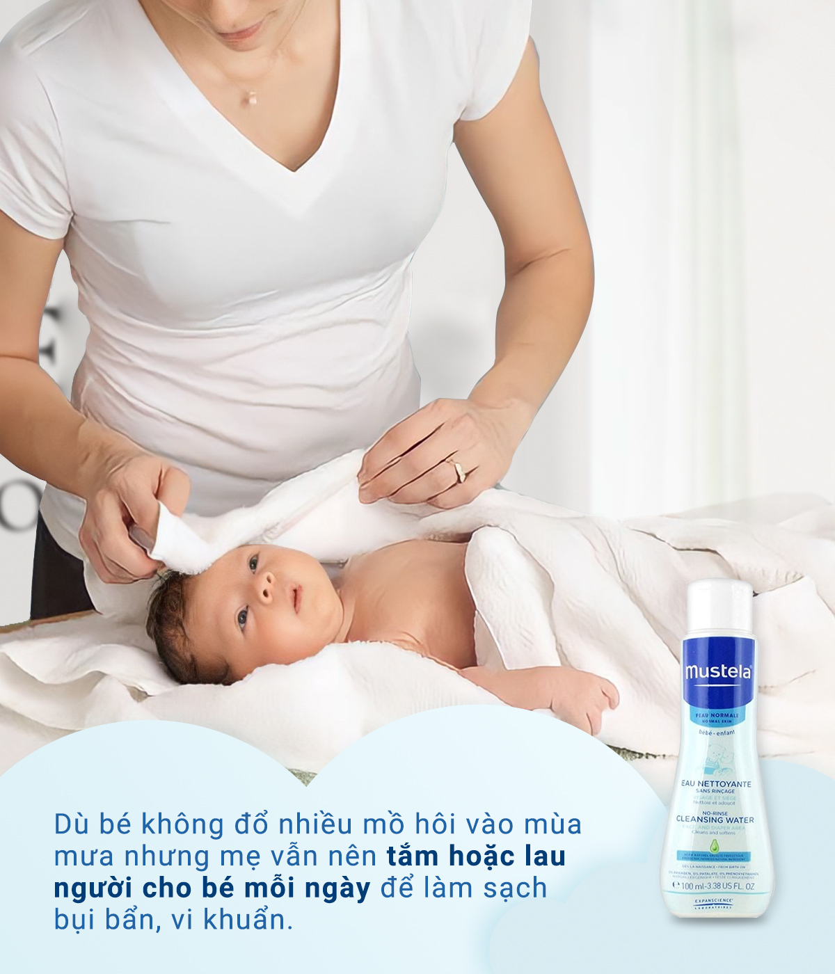 Mẹ đang tắm cho bé vào mùa mưa, nhấn mạnh tầm quan trọng của việc giữ vệ sinh cho trẻ để ngăn ngừa ốm vặt và kích ứng da. Mẹo chăm sóc bé mùa mưa với sản phẩm làm sạch Mustela.