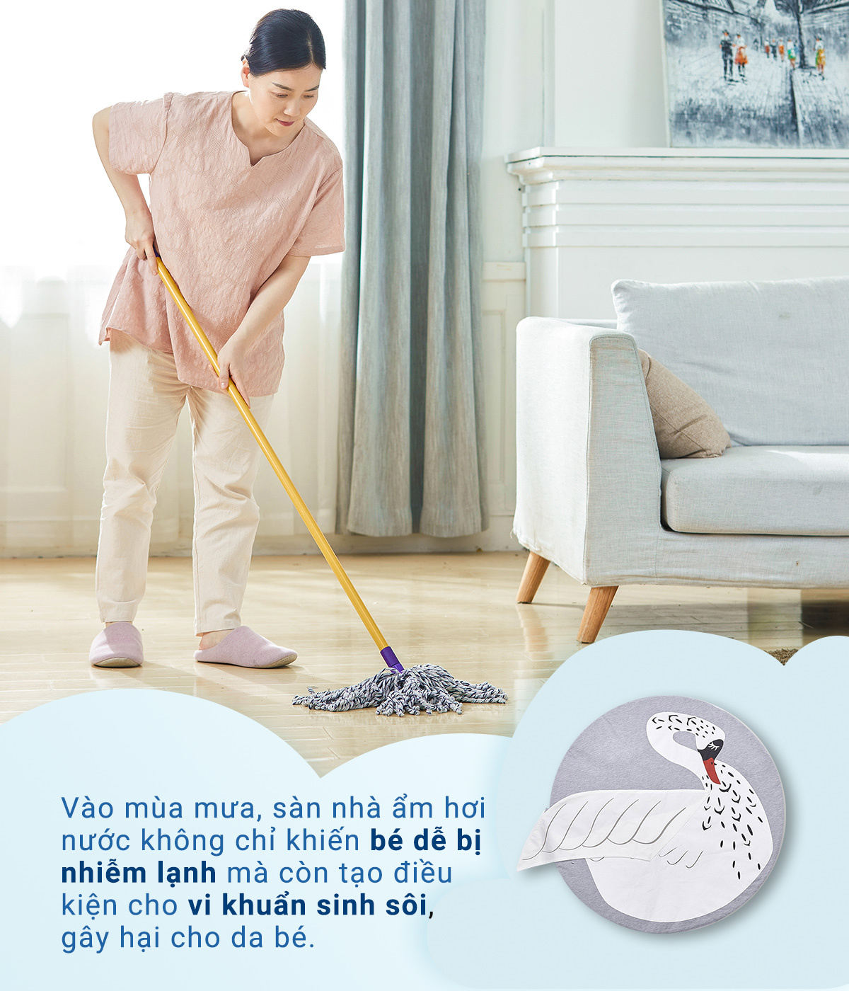 Người mẹ lau nhà trong mùa mưa, nhấn mạnh tầm quan trọng của việc giữ cho sàn nhà khô ráo để tránh vi khuẩn sinh sôi, giúp bảo vệ sức khỏe và làn da của bé. Mẹo chăm sóc bé mùa mưa vừa hiệu quả vừa đơn giản.