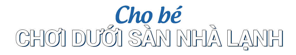 Chơi dưới sàn nhà lạnh có thể khiến trẻ dễ ốm vào mùa mưa. Điều này nhấn mạnh tầm quan trọng của việc chăm sóc bé mùa mưa và mẹo ngăn bé bị ốm.